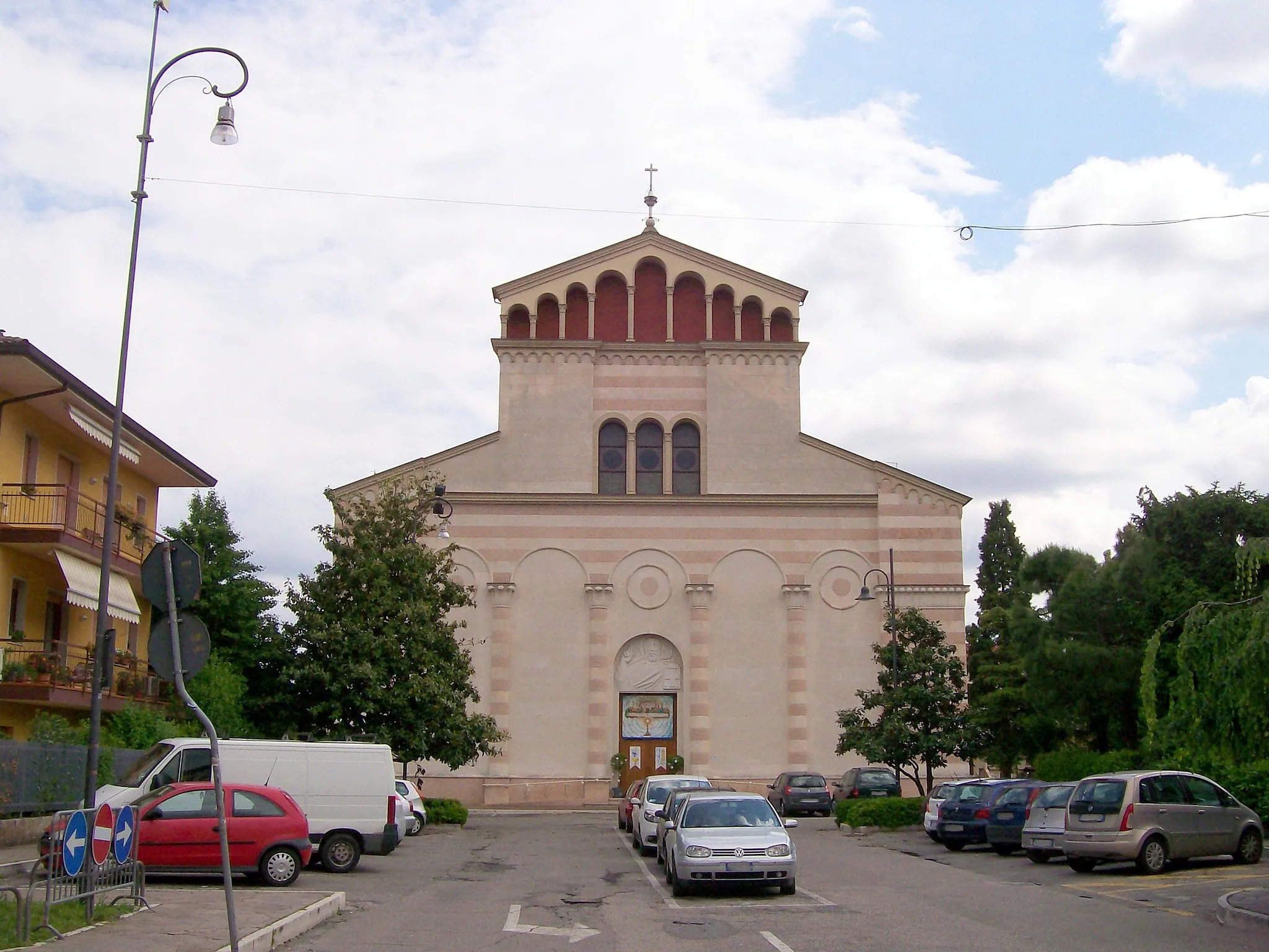 Photo showing: Sagrato e facciata della chiesa parrocchiale di Sant'Anna in Lugagnano di Sona (VR).