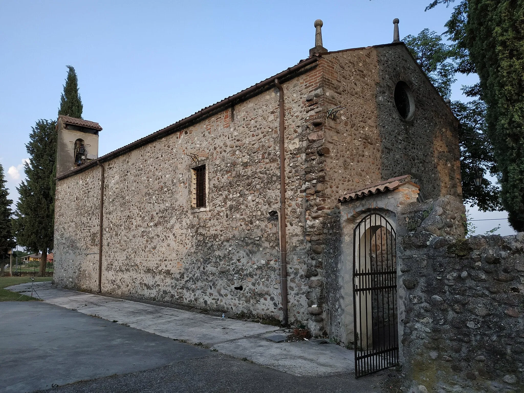 Photo showing: Vista della facciata e della parte laterale sinistra della chiesa di San Rocco in località Rosolotti, comune di Sona