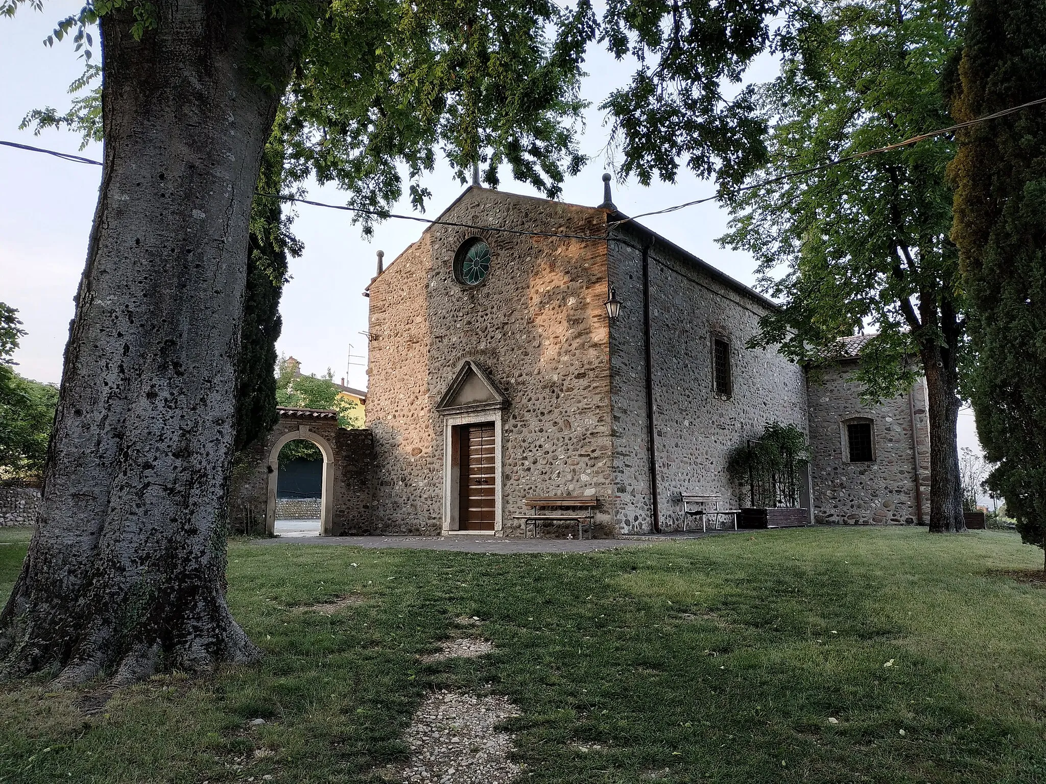 Photo showing: Vista della facciata e della parte antistante della chiesa di San Rocco in località Rosolotti, comune di Sona