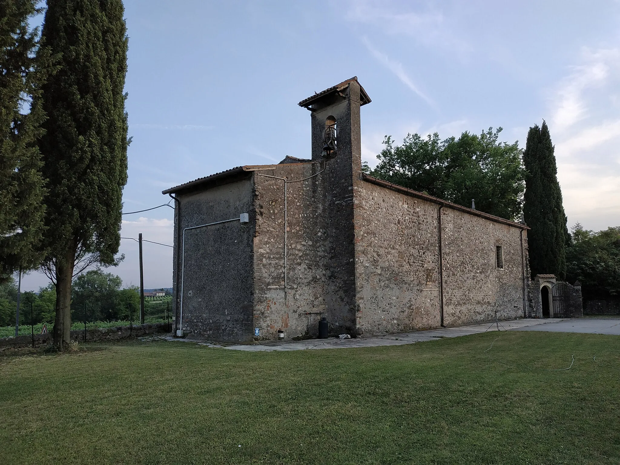 Photo showing: Vista dell'abside e della parte sinistra della chiesa di San Rocco (Sona Vr) vista dal cortile posteriore della chiesa stessa