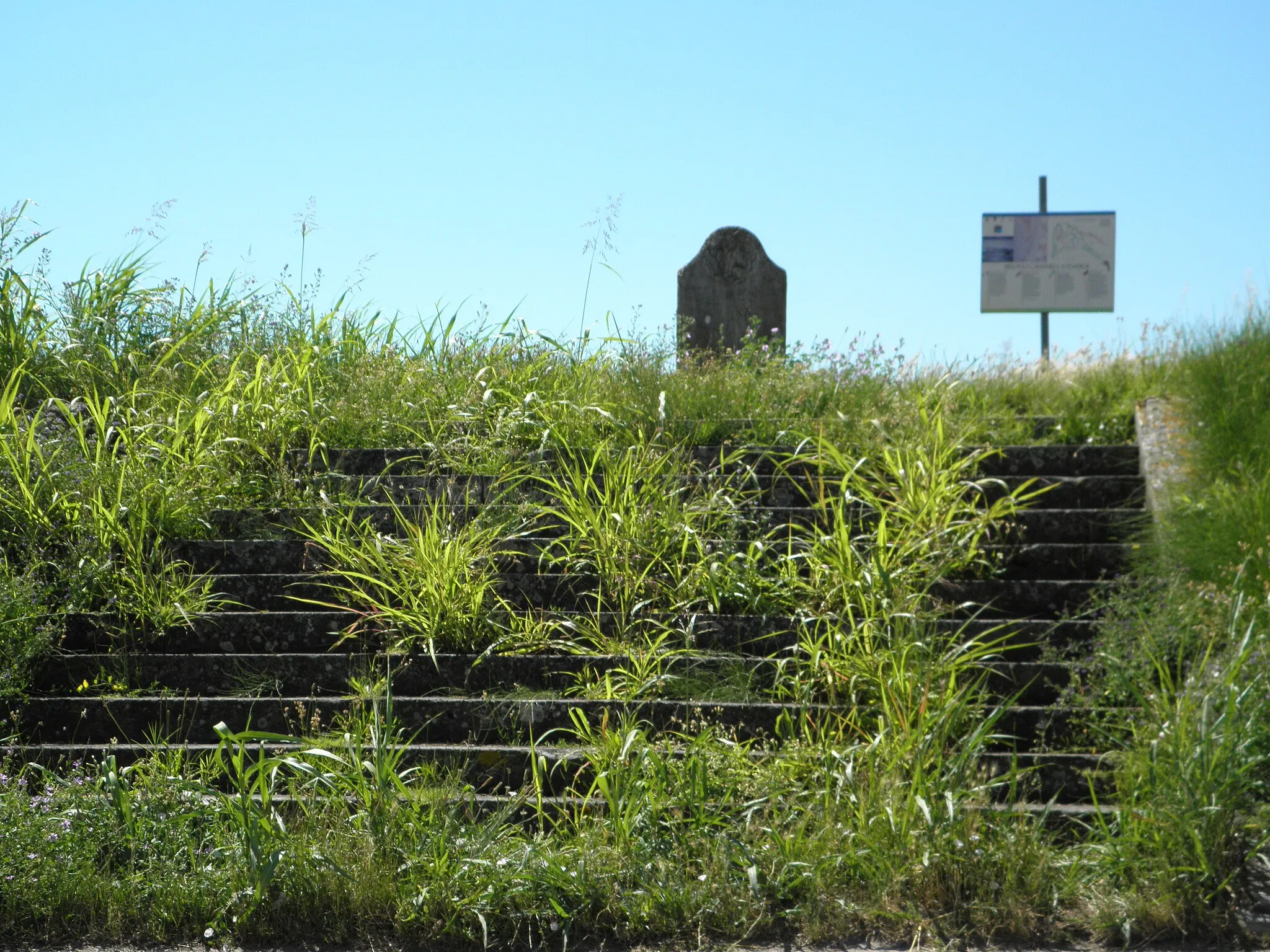 Photo showing: Cavanella d'Adige, frazione di Chioggia: cippo risalente alla Repubblica di Venezia situato sull'argine del fiume Adige, al termine della scala di Via Lungo Adige.