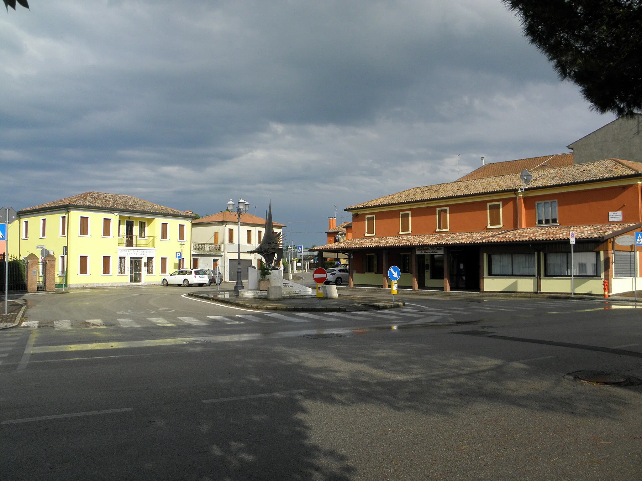 Photo showing: Cavanella d'Adige, frazione di Chioggia: Piazza Baldin e Mantovan.