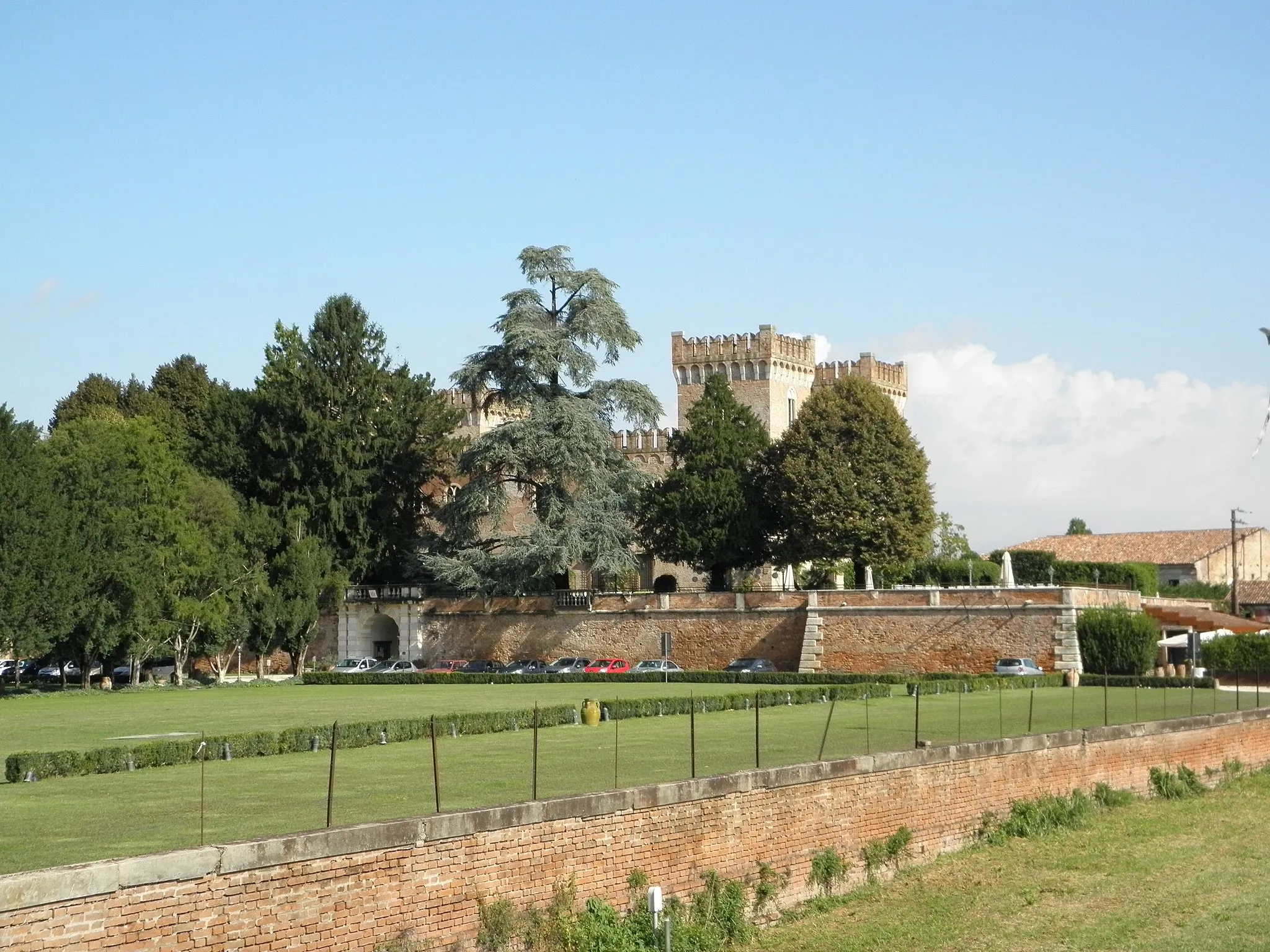 Photo showing: Castello di Bevilacqua, vista dal ponte sul fiume Fratta.