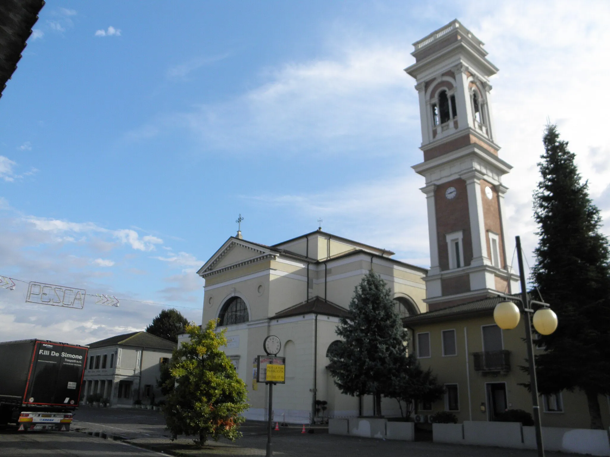 Photo showing: Villa d'Adige, frazione di Badia Polesine: la chiesa parrocchiale di San Costanzo.