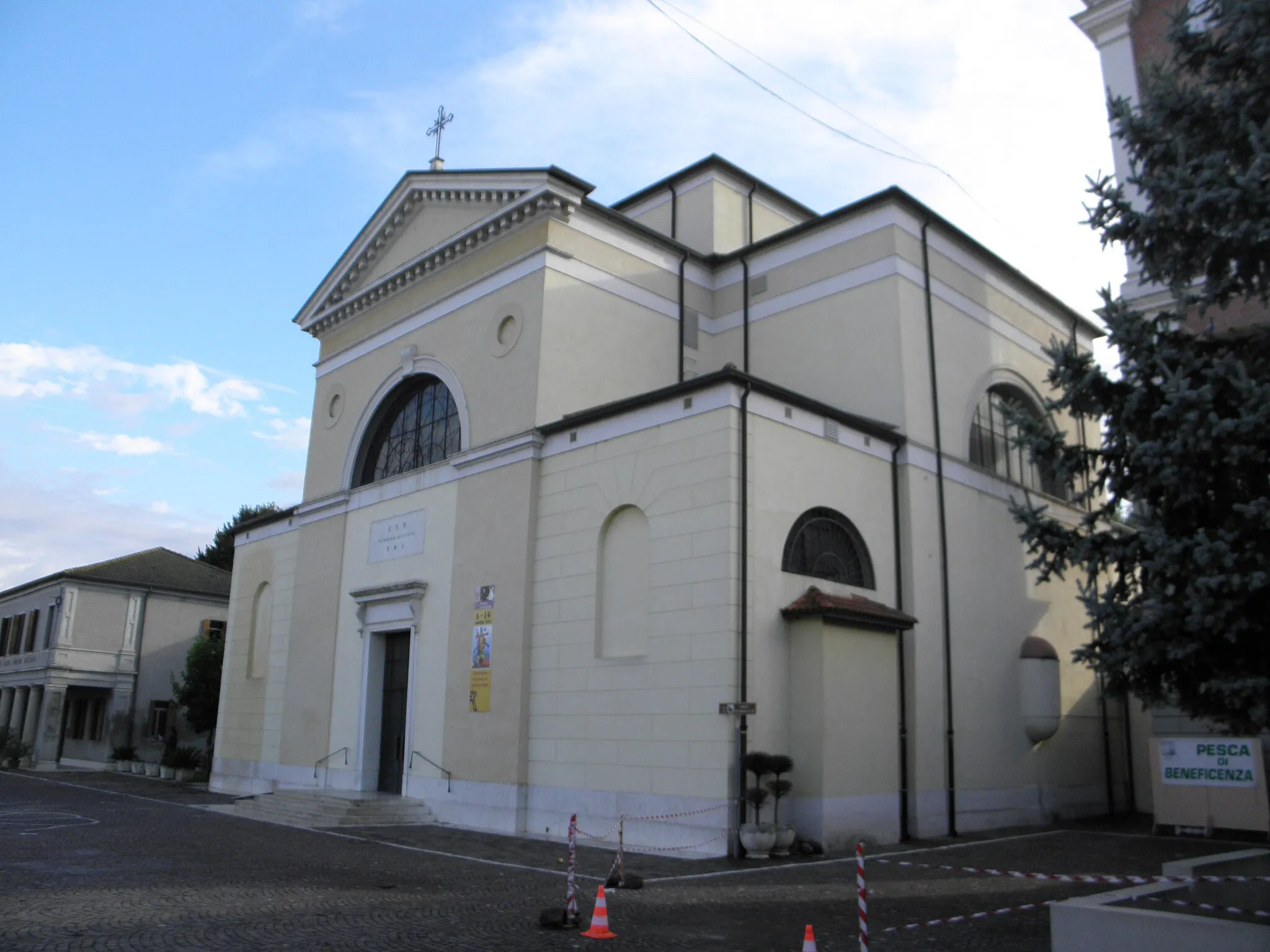 Photo showing: Villa d'Adige, frazione di Badia Polesine: la chiesa parrocchiale di San Costanzo.