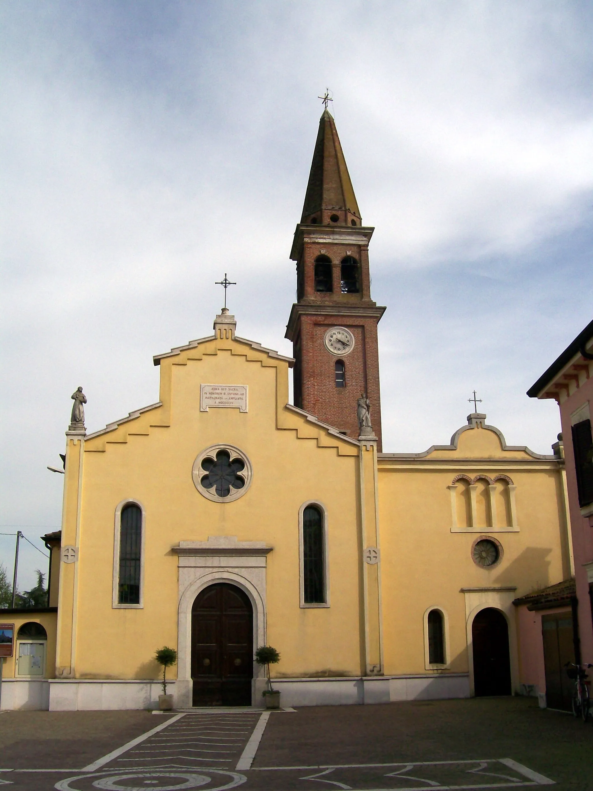 Photo showing: Miega, frazione di Veronella: chiesa parrocchiale di di Sant'Antonio Abate.