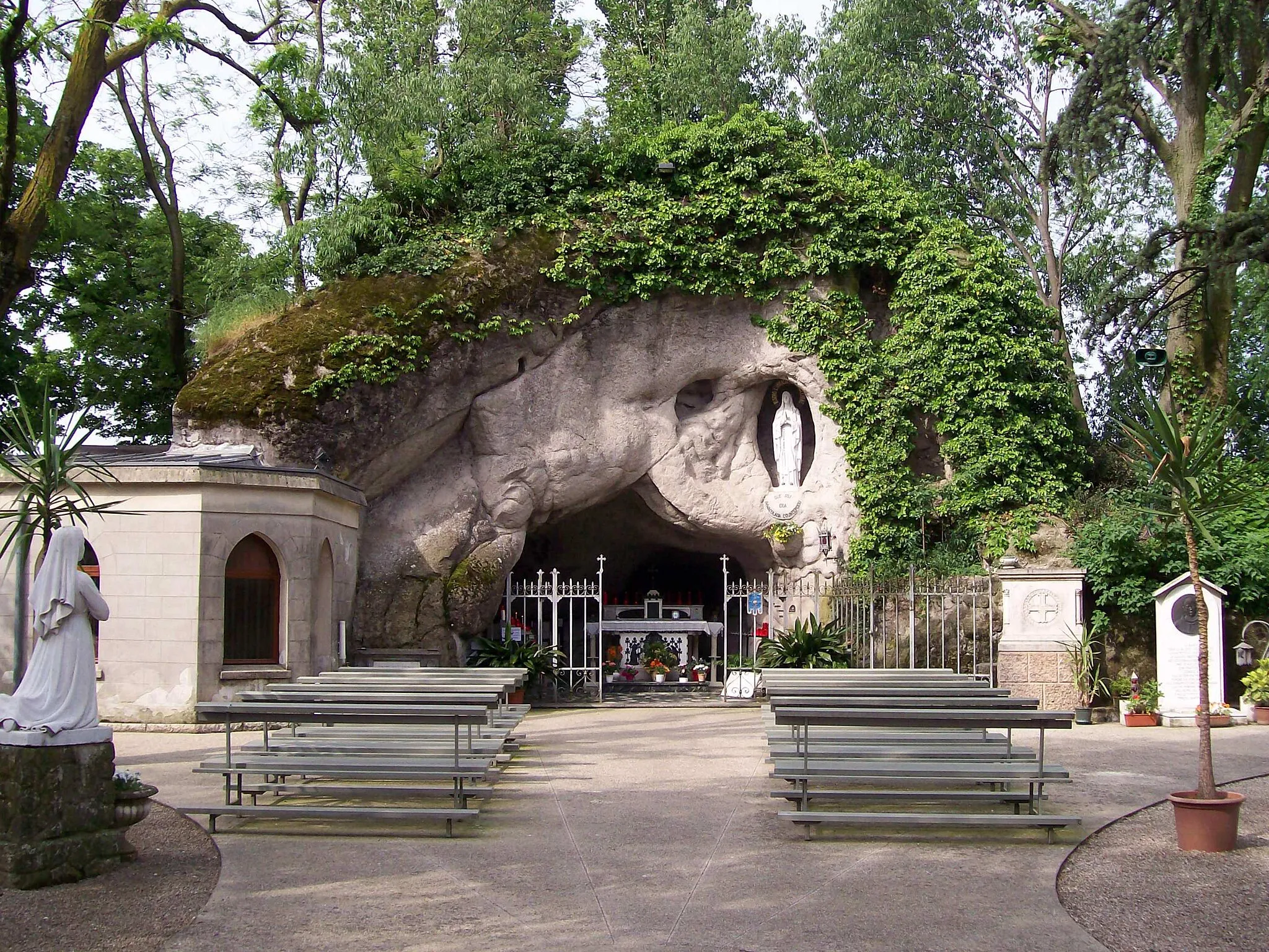 Photo showing: Riproduzione della grotta di Lourdes, progettata dal Beato Fra' Claudio Granzotto, a Zimella (VR).