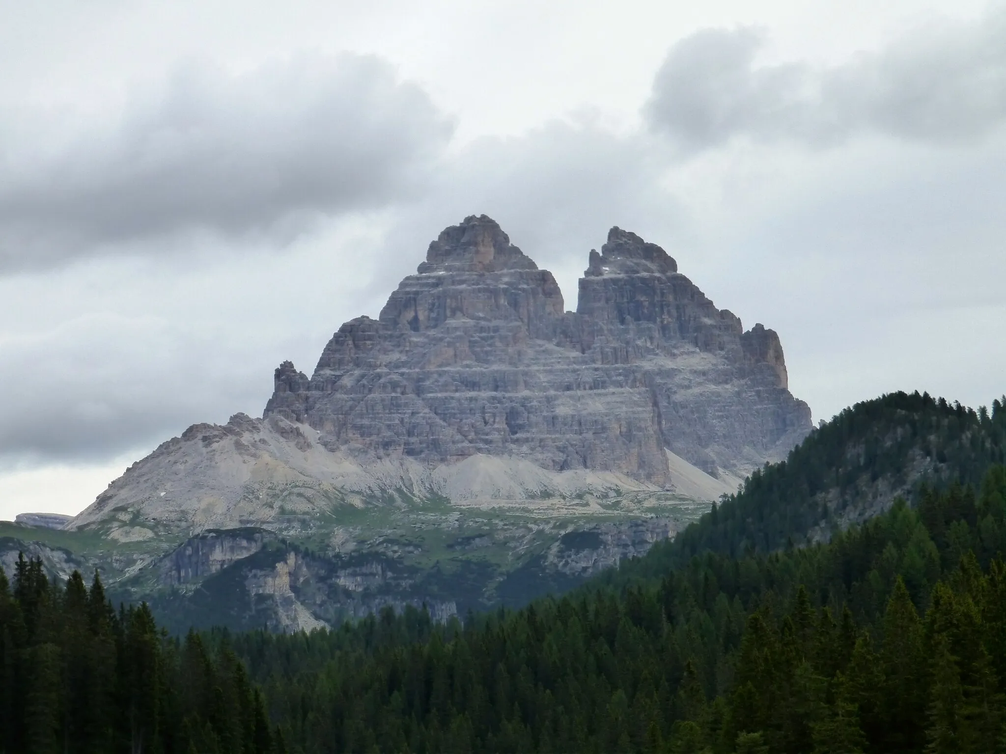 Photo showing: 2,999m Tre Cime di Lavaredo Lago di Misurina Italy