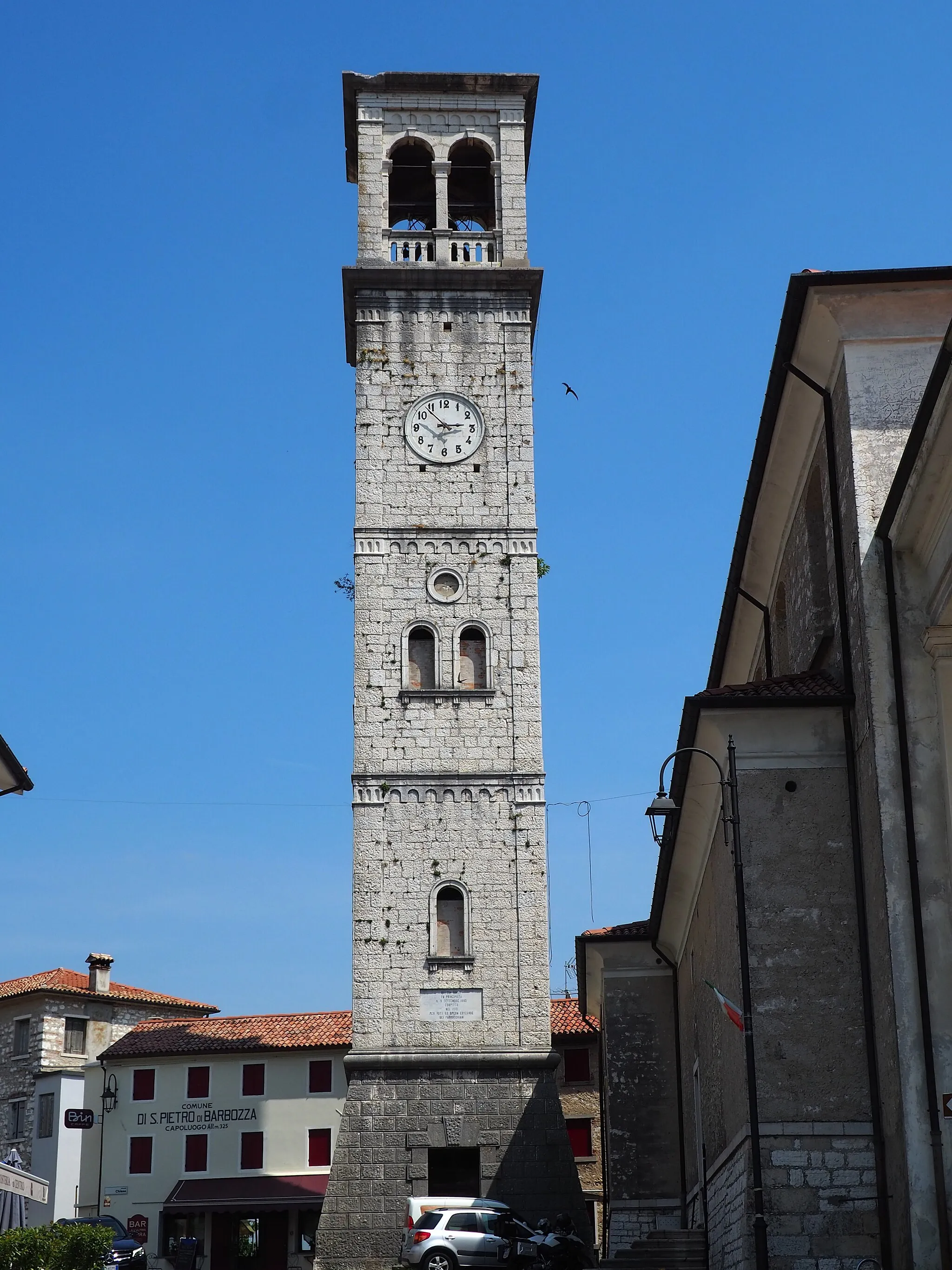 Photo showing: San Pietro di Barbozza, frazione di Valdobbiadene: il campanile della chiesa parrocchiale dei Santi Pietro e Paolo.