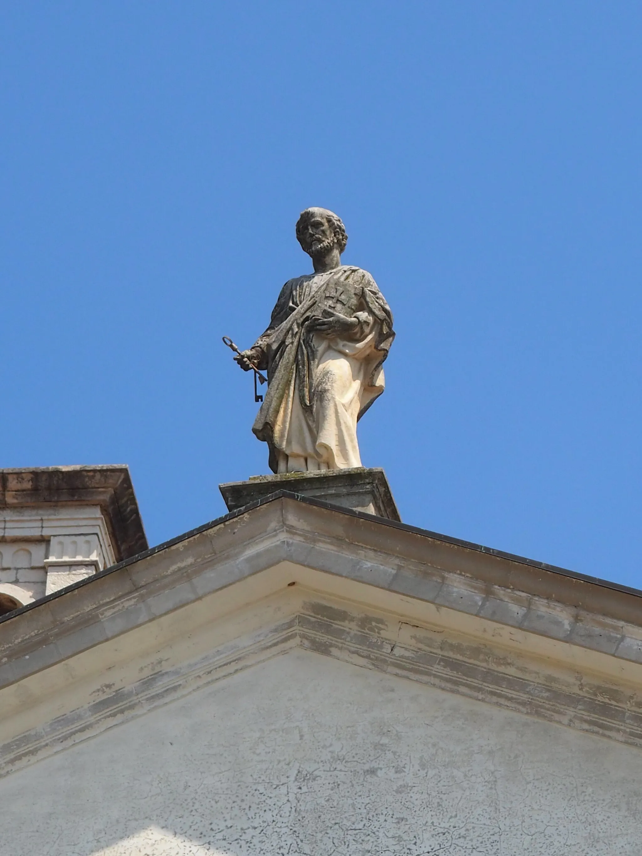 Photo showing: San Pietro di Barbozza, frazione di Valdobbiadene: la statua di San Pietro posta all'apice della facciata della chiesa parrocchiale dei Santi Pietro e Paolo.