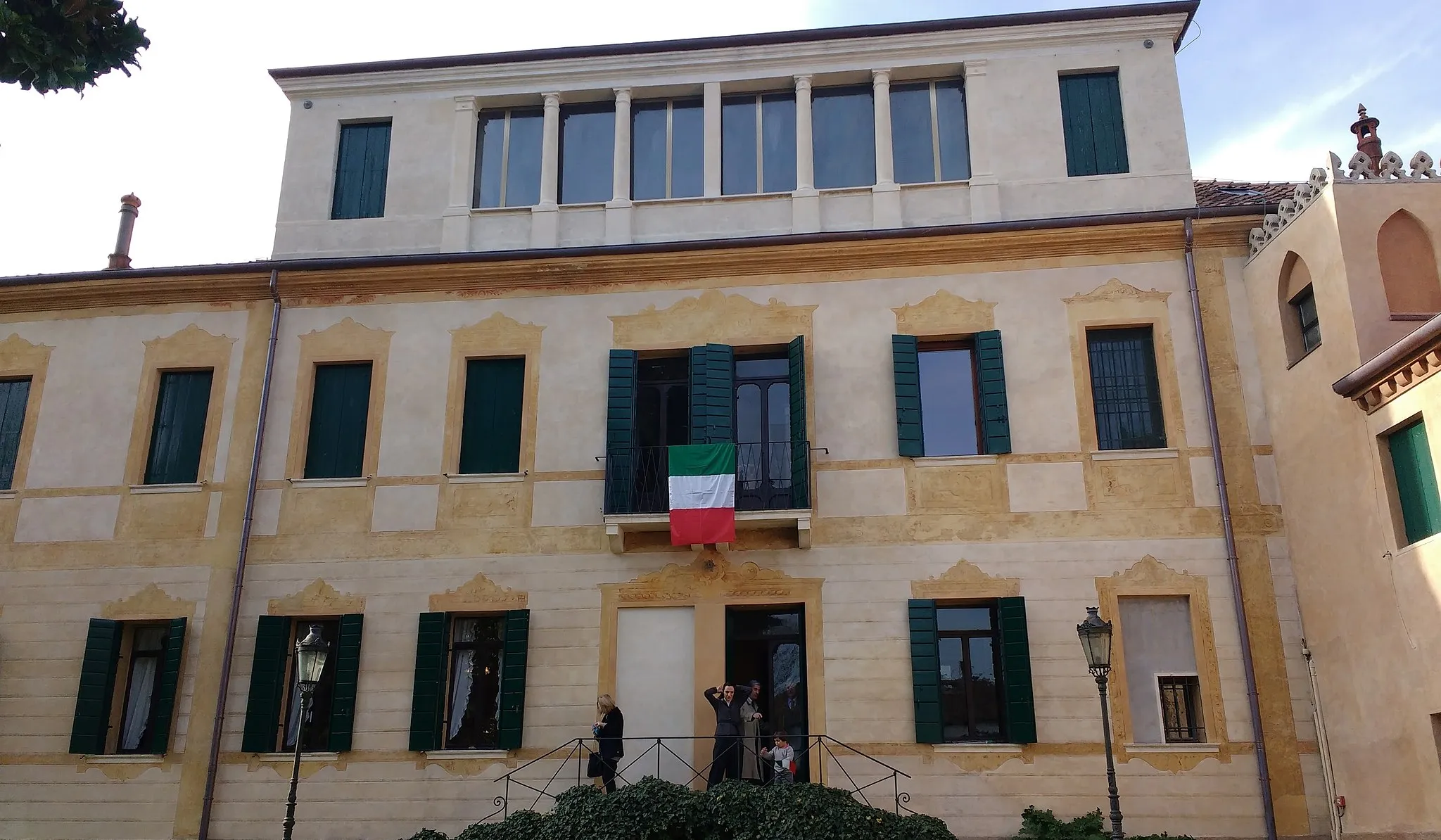 Photo showing: Villa Giusti è una villa veneta di Padova, situata in località Mandria.
È assai nota, in quanto, il 3 novembre 1918, le autorità militari italiane e austriache vi firmarono l'armistizio che pose fine alla prima guerra mondiale, concluso dopo alcuni giorni di negoziati svolti nella limitrofa villa Molin.