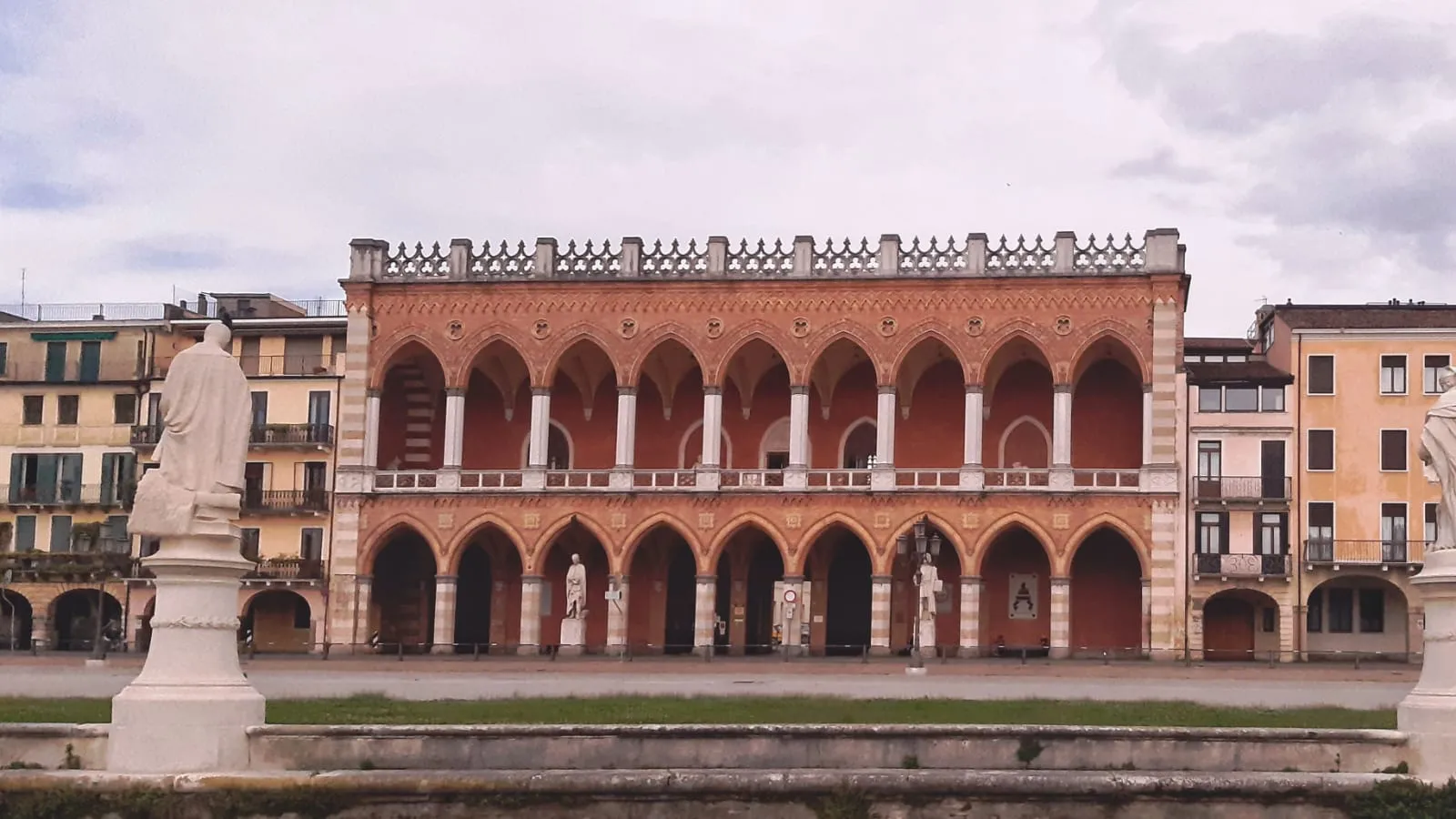 Photo showing: Loggia Amulea vista da Prato della Valle, a Padova