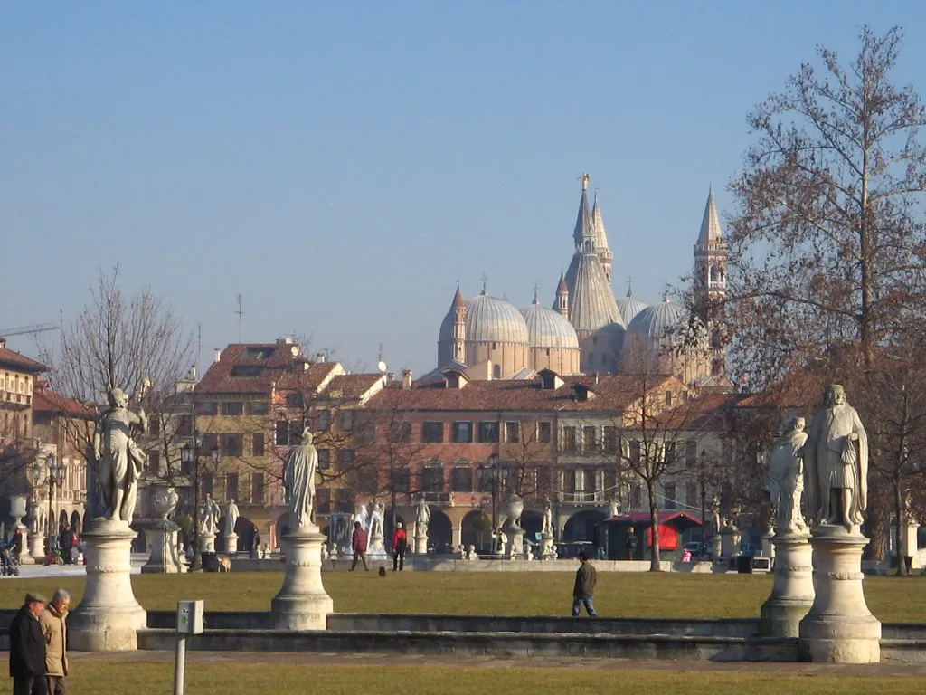 Photo showing: A view of Prato della Valle, Padua - Italy, with a view of the Saint Anthony Basilica in the background.