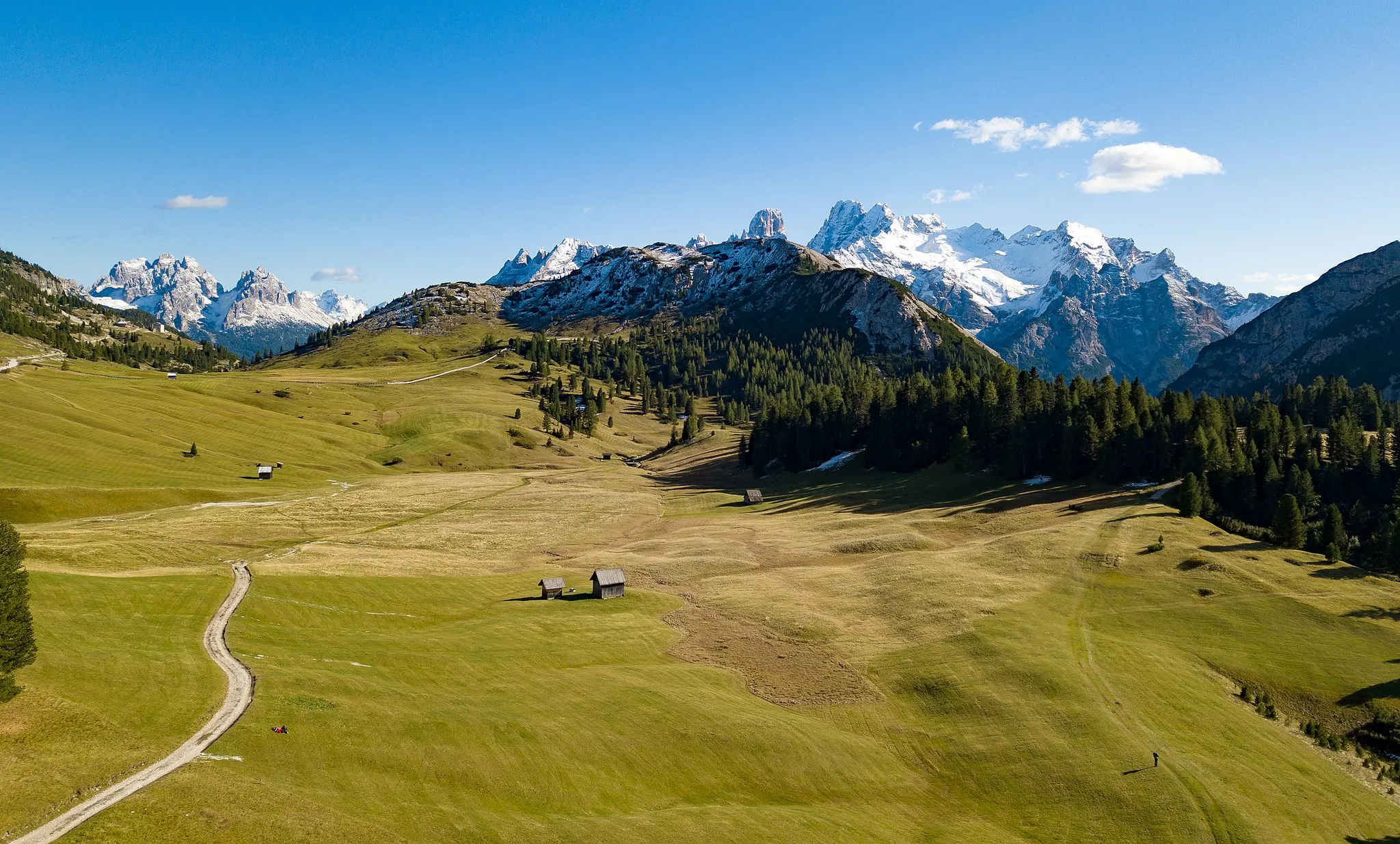 Photo showing: Luftbild der Plätzwiese in den Pragser Dolomiten, links hinten das Sperrwerk Plätzwiese, im Hintergrund Monte Cristallo