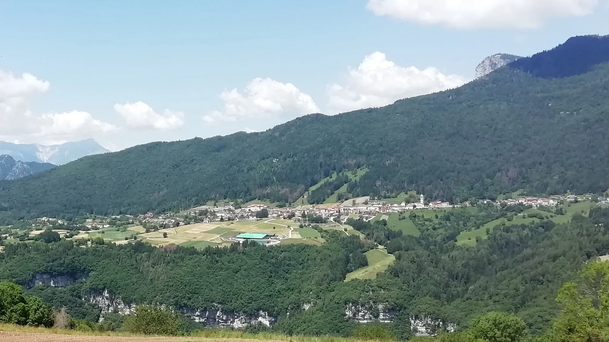 Photo showing: panorama di Rotzo visto da via Ostarelli (Treschè Conca, Roana). In basso si intravedono le falesie della Val d'Assa che li separa, in alto a destra la Cima di Campolongo.