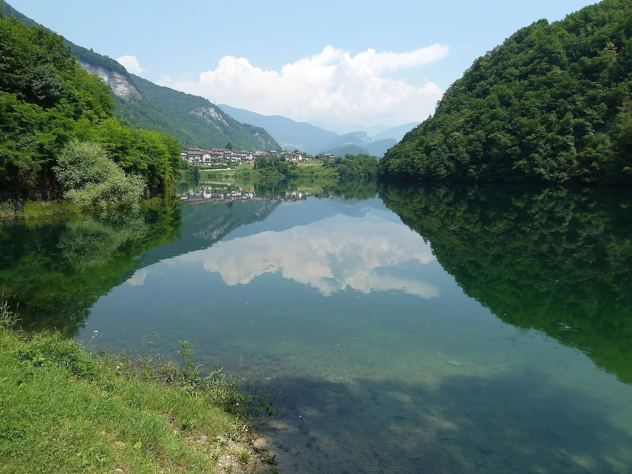 Photo showing: Lago del Corlo, artificial lake in Arsiè, Belluno, Italy. Looking northward.