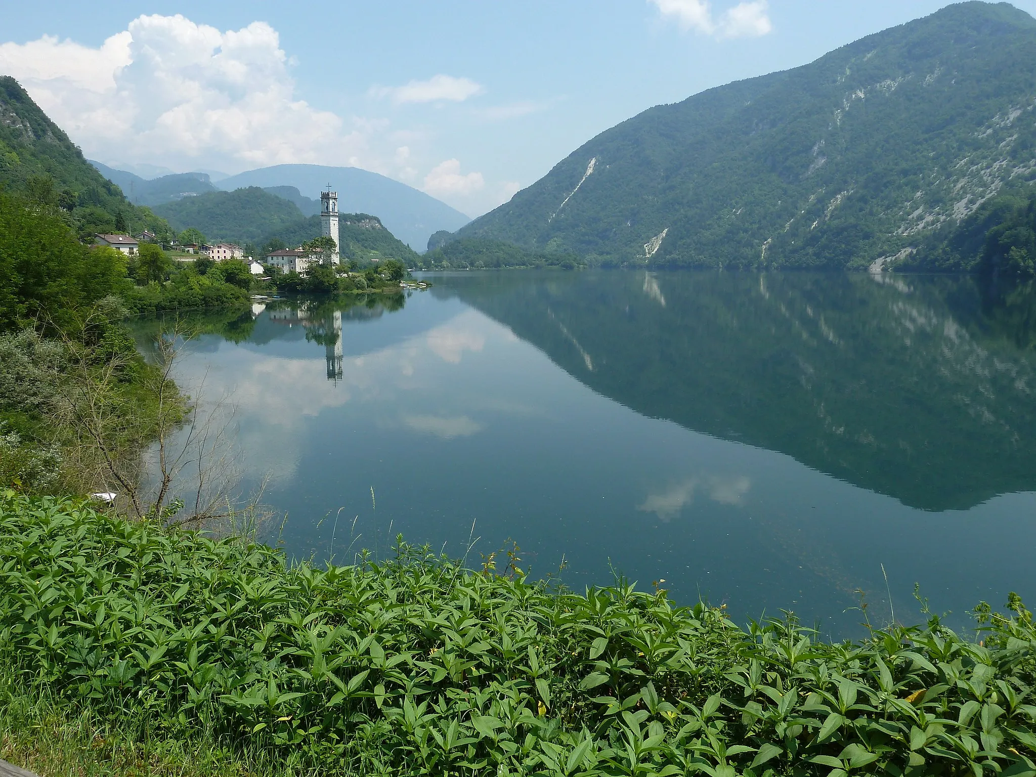 Photo showing: Lago del Corlo, artificial lake in Arsiè, Belluno, Italy.