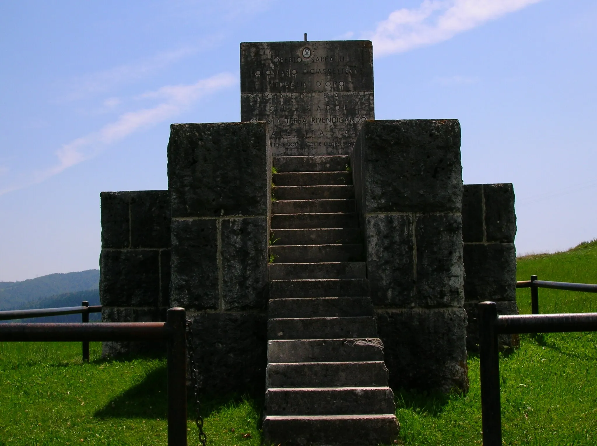 Photo showing: Monumento a Roberto Sarfatti caduto nel 1918 sull'altopiano di Asiago fatto erigere dalla madre Margherita Sarfatti su progetto dell'arch. Giuseppe Terragni