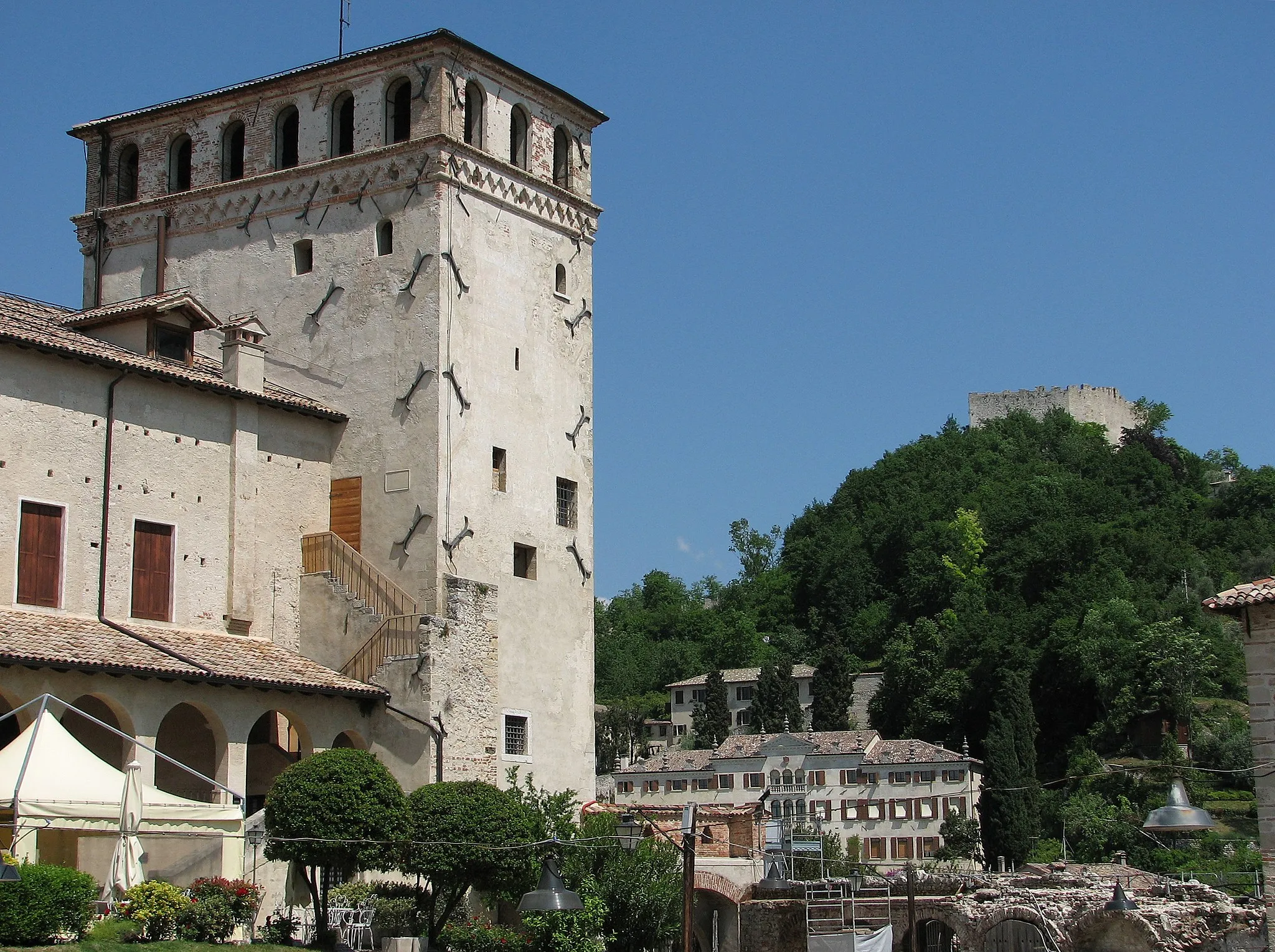 Photo showing: Il castello di Asolo; sullo sfondo villa Scotti-Pasini e la Rocca.