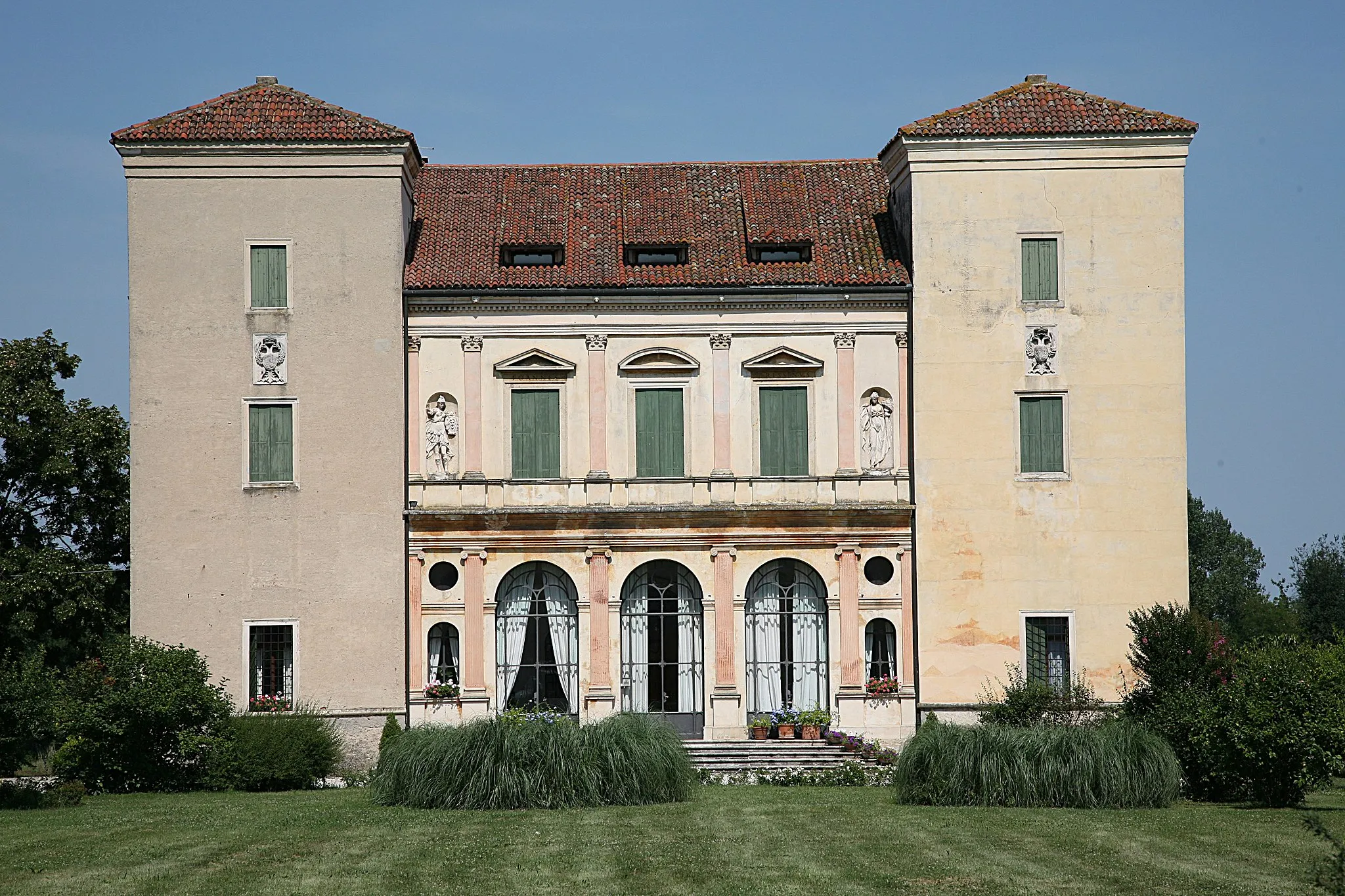 Photo showing: A villa in the countryside of Vicenza. Tradition has it that Trissino here met the young man, who was later given (c. 1540) the humanism name 'Andrea Palladio' (former name Andrea di Pietro della Gondola, 1508-80)