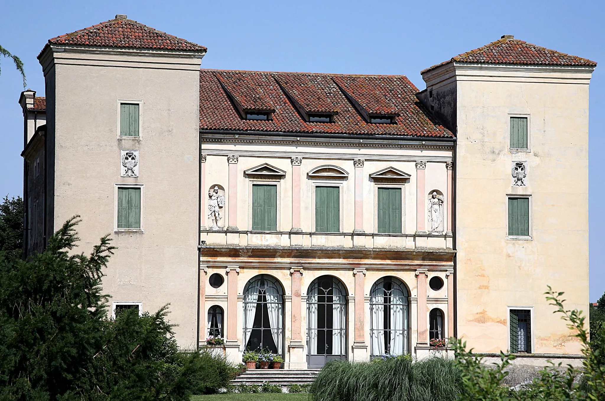 Photo showing: A villa just outside Vicenza. Tradition has it that Trissino here met the young man he would later give the name Andrea Palladio