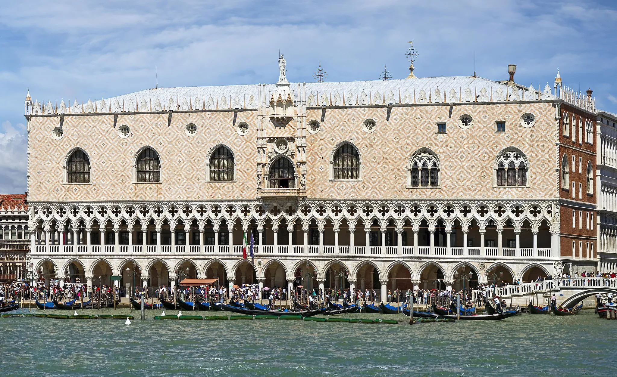 Photo showing: Doge's Palace and facing the lagoon