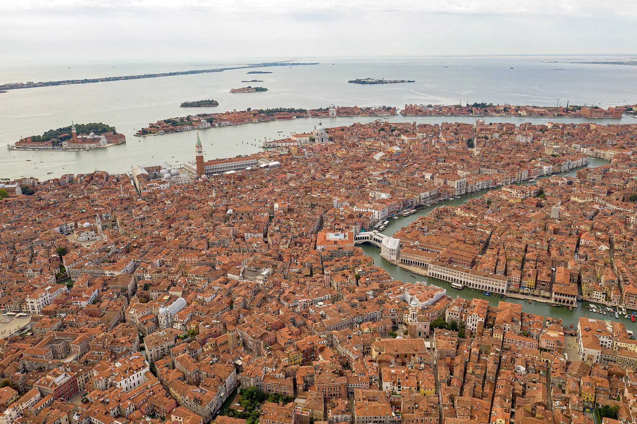 Photo showing: Blick über Venedig, rechts im Bild der Canal Grande, im Hintergrund der Markusplatz, August 2020