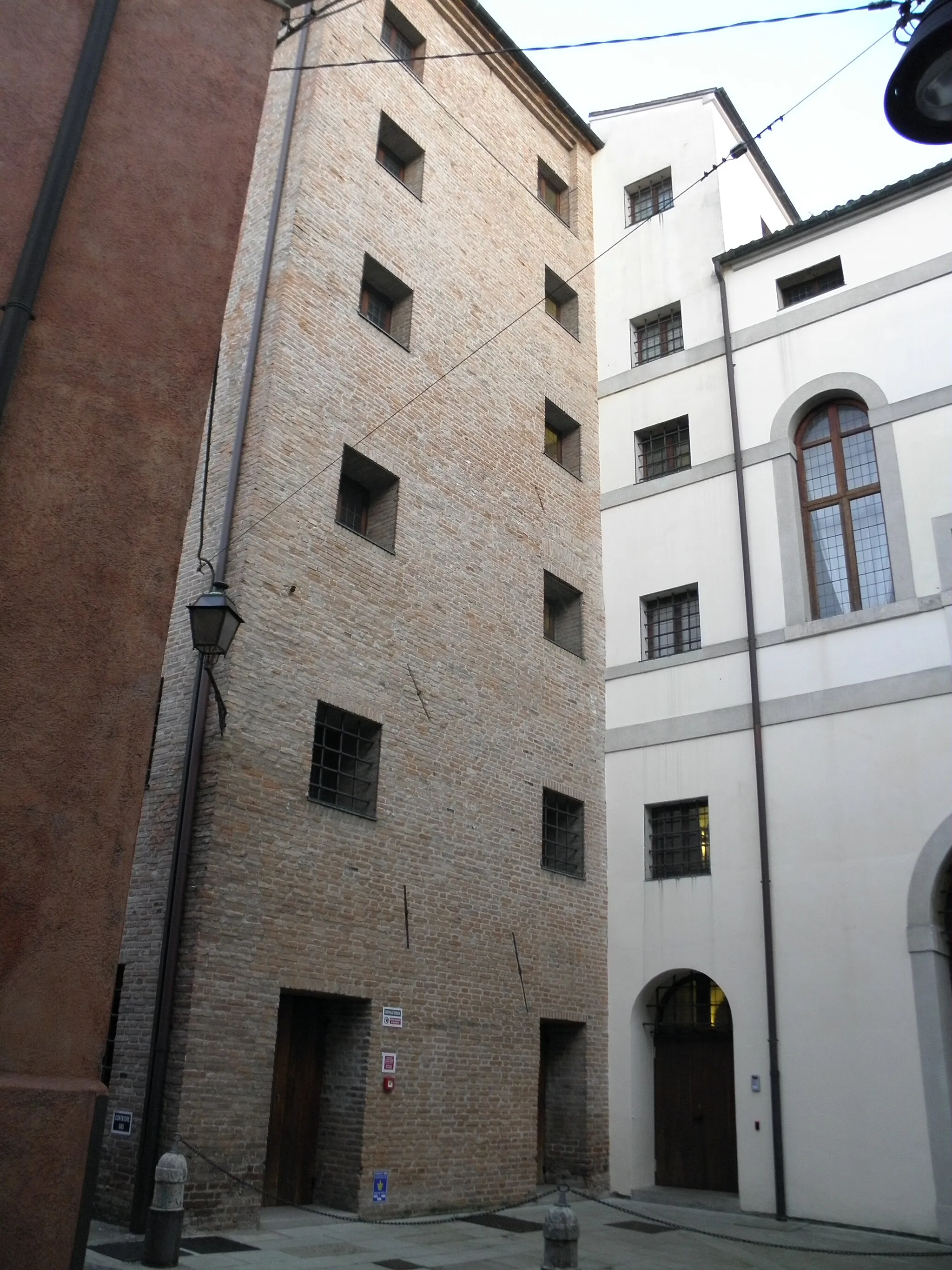 Photo showing: Rovigo, vista posteriore del Palazzo Roncale con torre inglobata nella struttura (via Alessandro Manzoni).