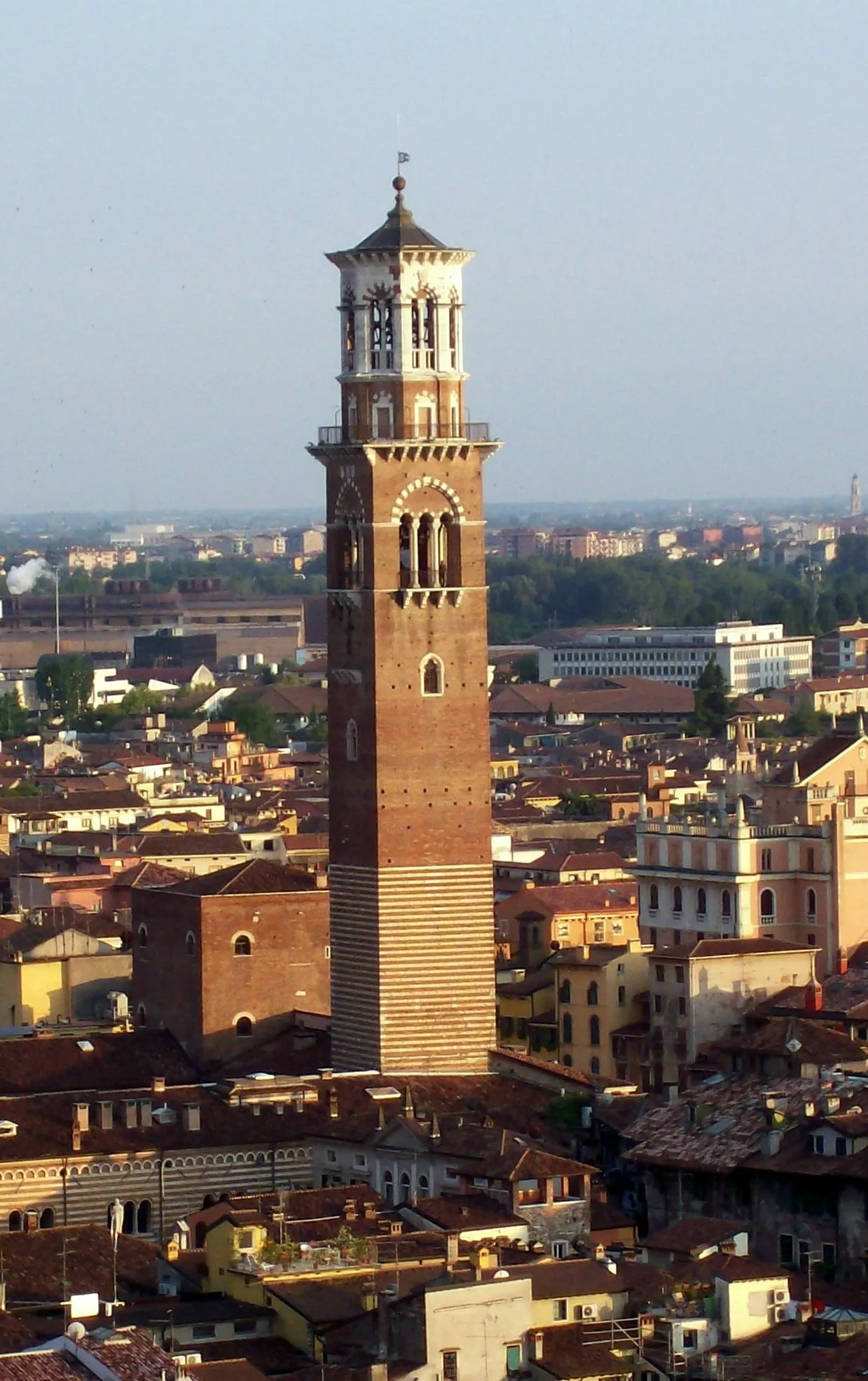 Photo showing: La Torre dei Lamberti vista dal campanile della Cattedrale di Verona.