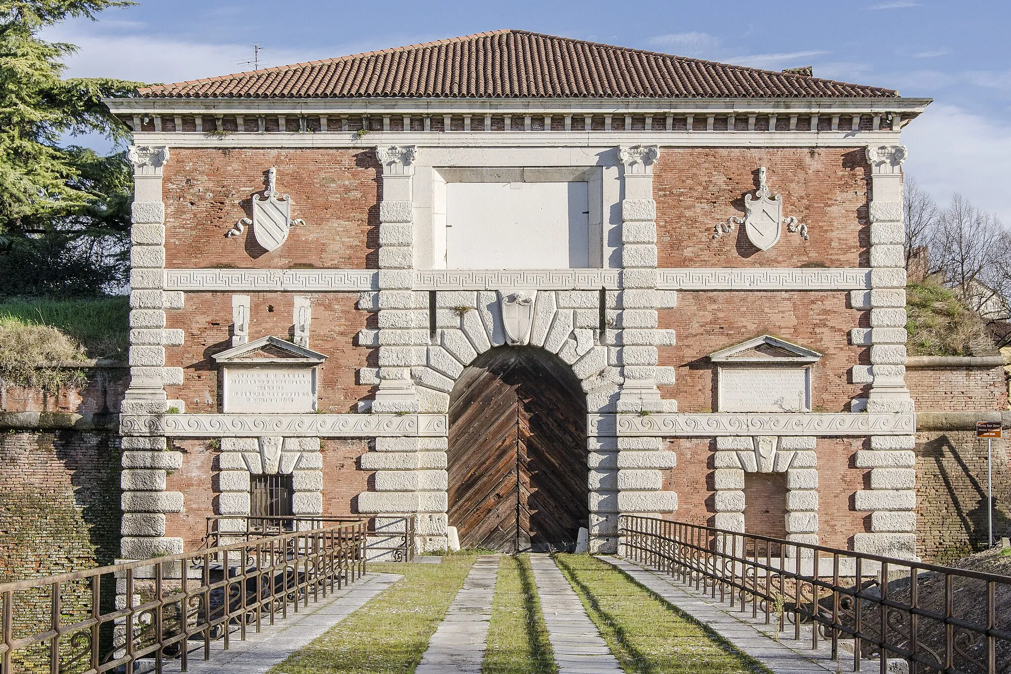 Photo showing: Facade of Porta San Zeno in Verona, Italy