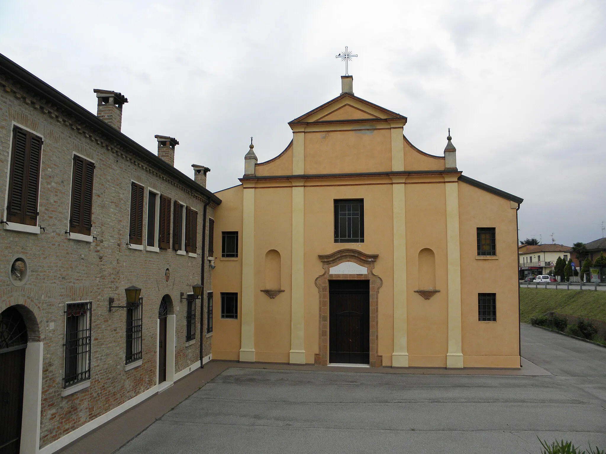 Photo showing: Cassana, frazione di Ferrara: la chiesa parrocchiale della Natività di Maria Vergine.