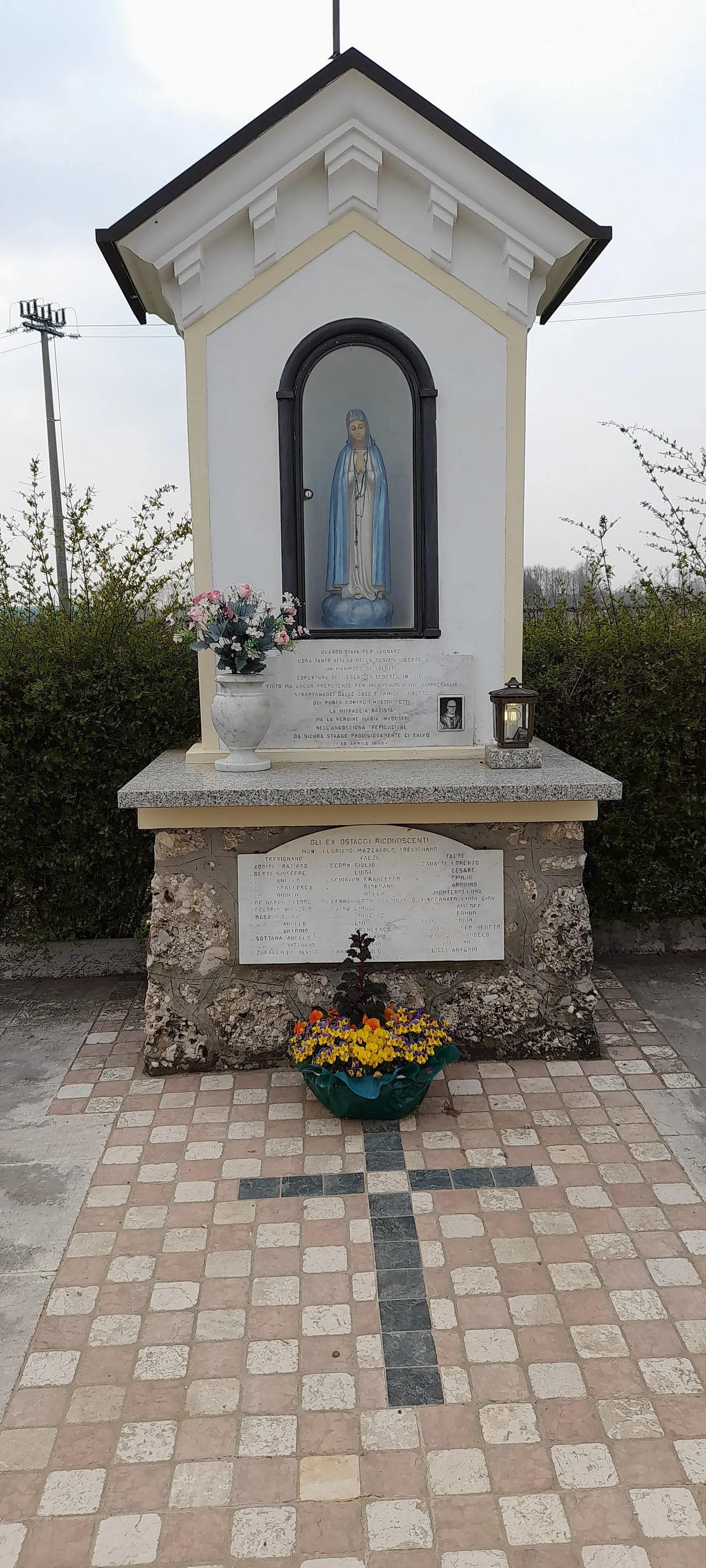 Photo showing: Capitello dedicato alla Madonna del Carmelo in Falzè di Trevignano, in ricordo della liberazione degli ostaggi - 1 maggio 1945
