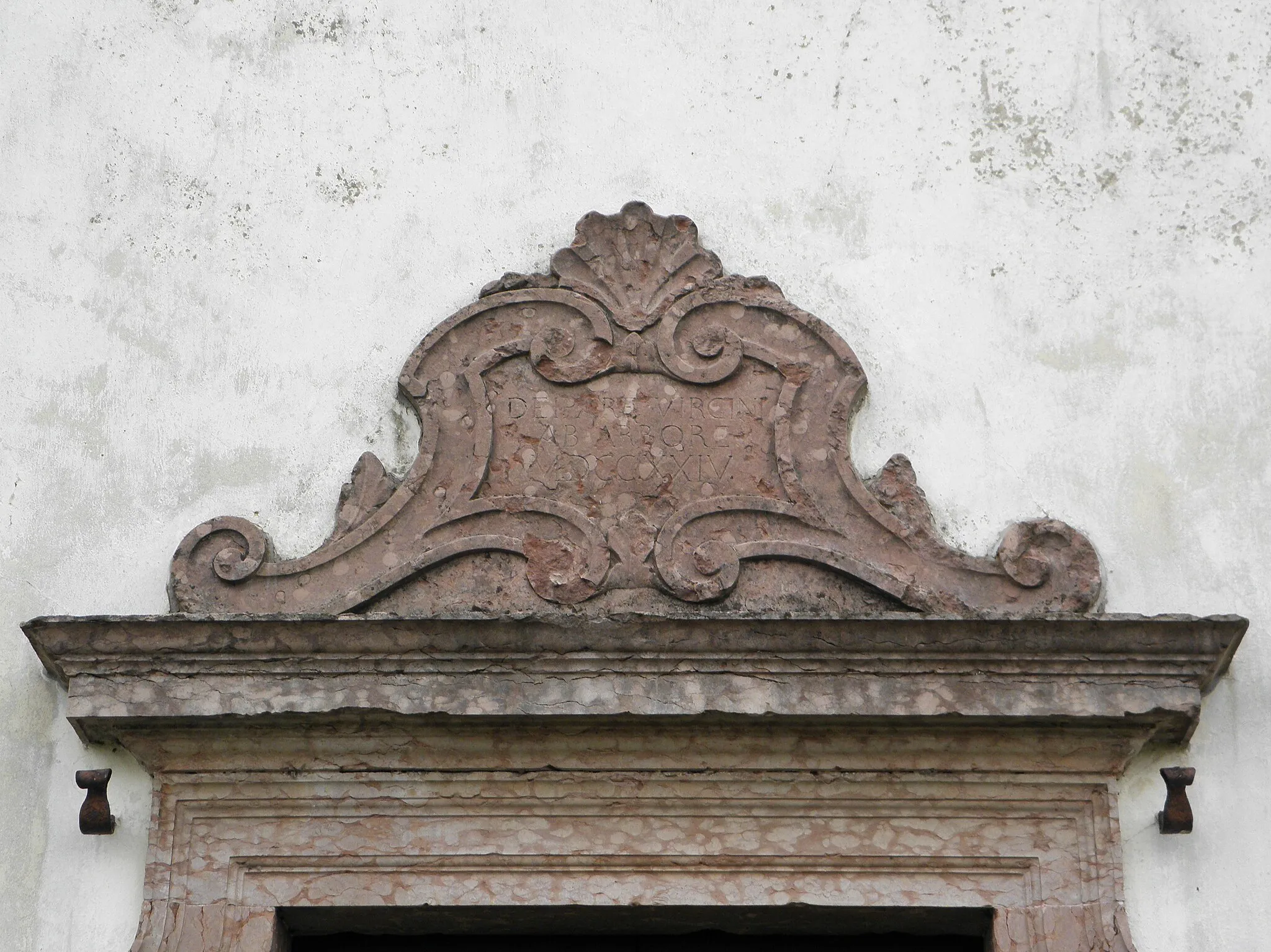 Photo showing: Villanova, frazione di Istrana: santuario della Madonna dell'Albera, il portale laterale, dettaglio.