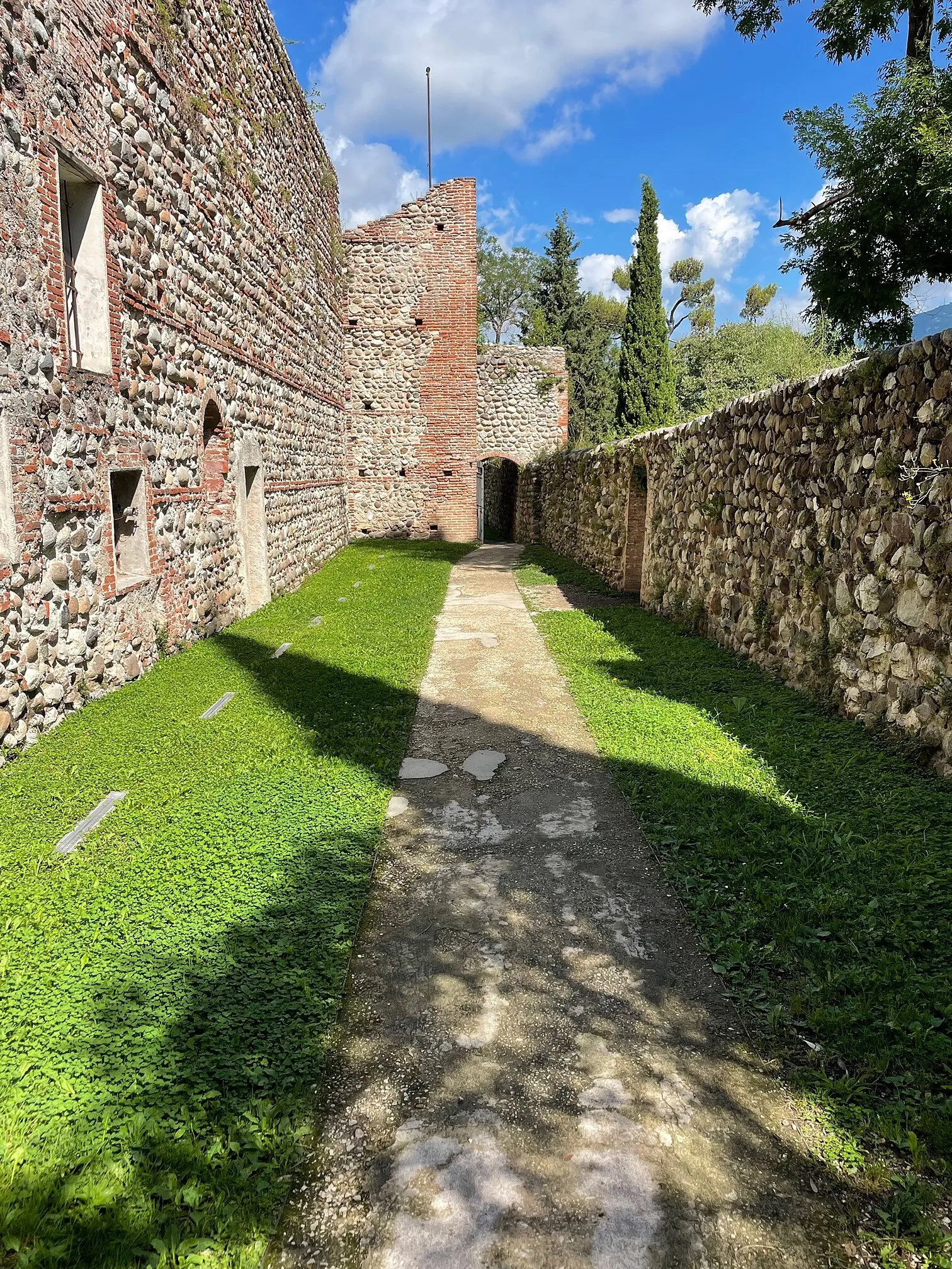 Photo showing: Camminamento fra le due mura dela casteelo degli Ezzelini