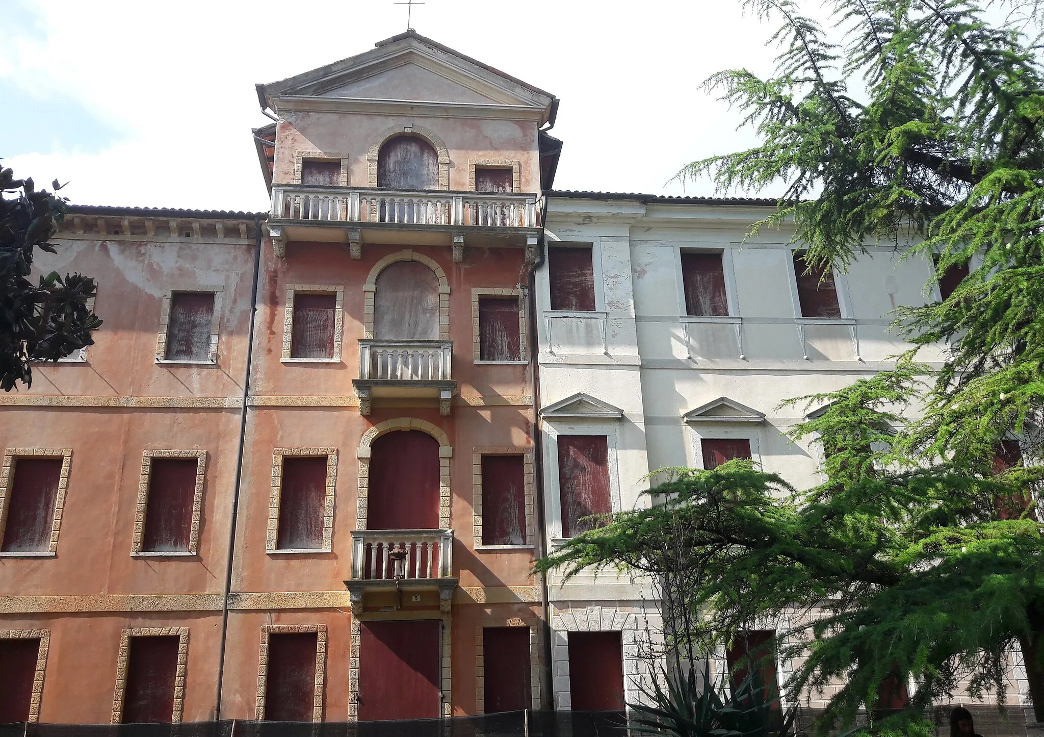 Photo showing: Villa Falier, realizzata dal Massari, con rimaneggiamenti di epoche successive; ora in stato di abbandono