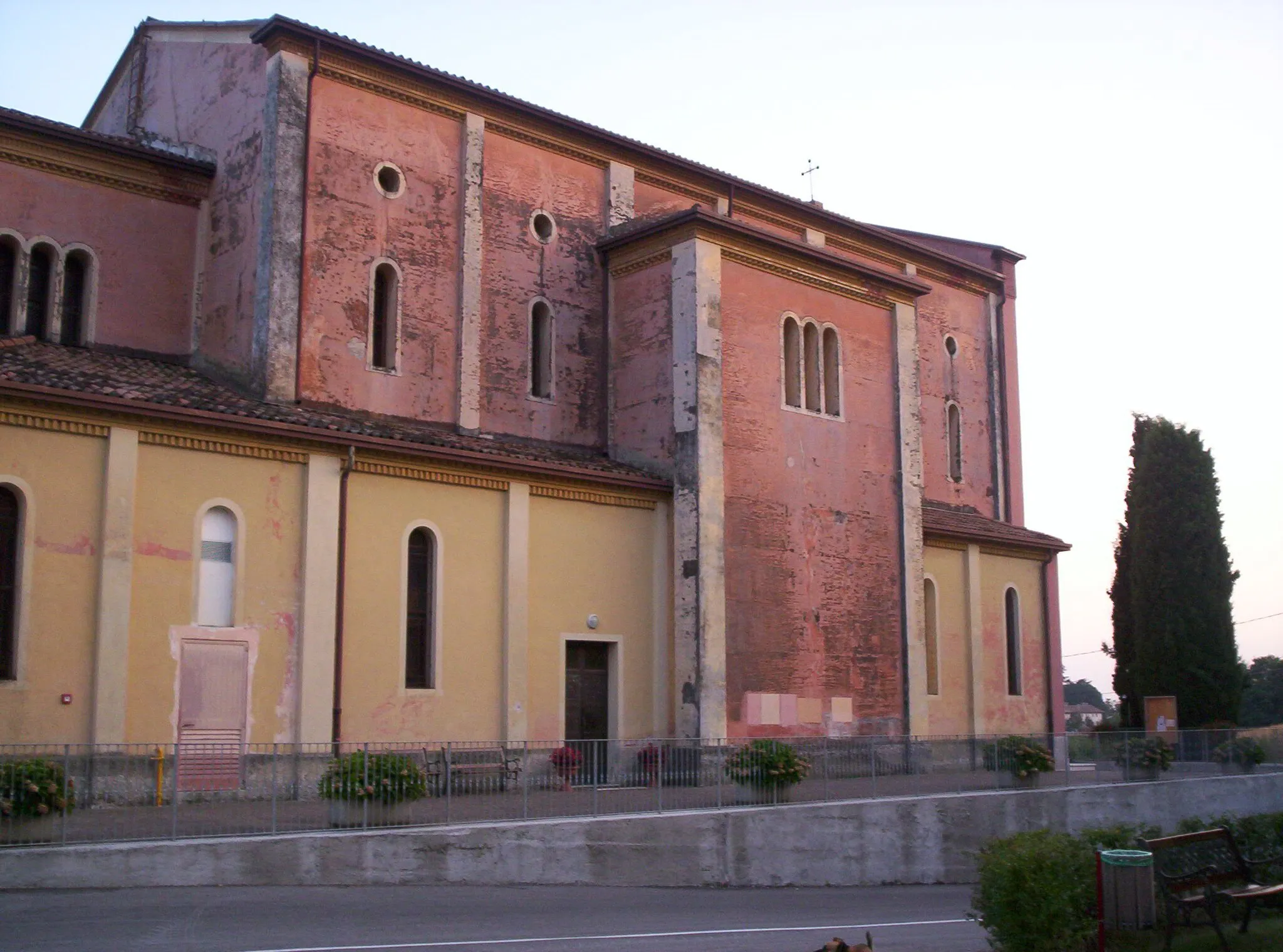 Photo showing: La chiesa parrocchiale di Bavaria vista di lato.