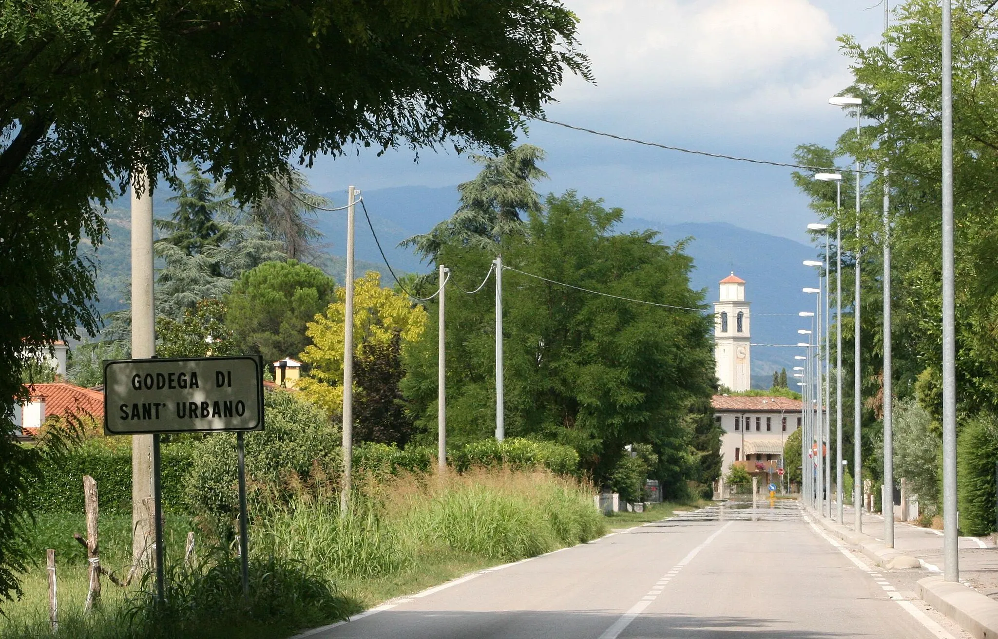 Photo showing: L'ingresso del paese con il campanile sullo sfondo