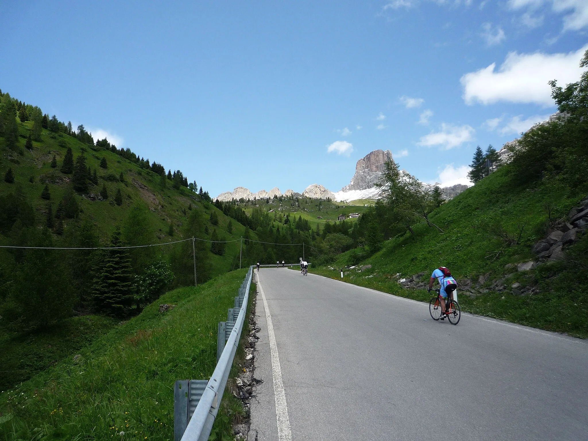 Photo showing: Toughest climb of the Maratona dles Dolomites. From Colle Santa Lucia:
Vertical climb: 922 m.
Average grade: 9.4 %
Highest grade: 14%
Starting elevation: 1,314 m.
Final elevation: 2,236 m.
Distance: 9.85 km
Total hairpins: 29

Times Giro d’Italia passed the Giau: 7