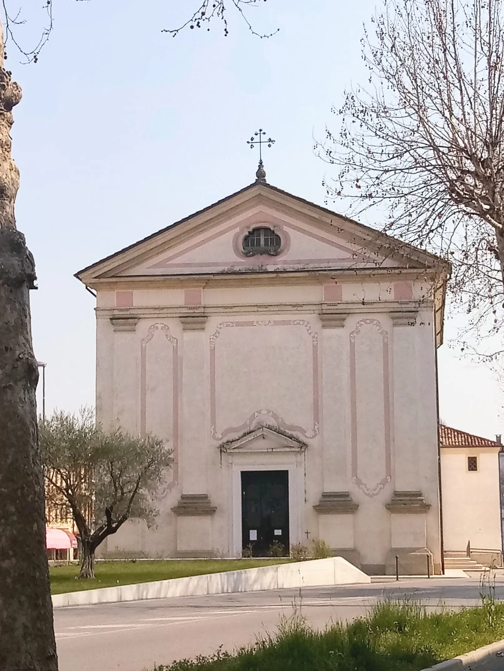 Photo showing: La facciata della chiesa di San Giacomo dall'ingresso del monastero cistercense