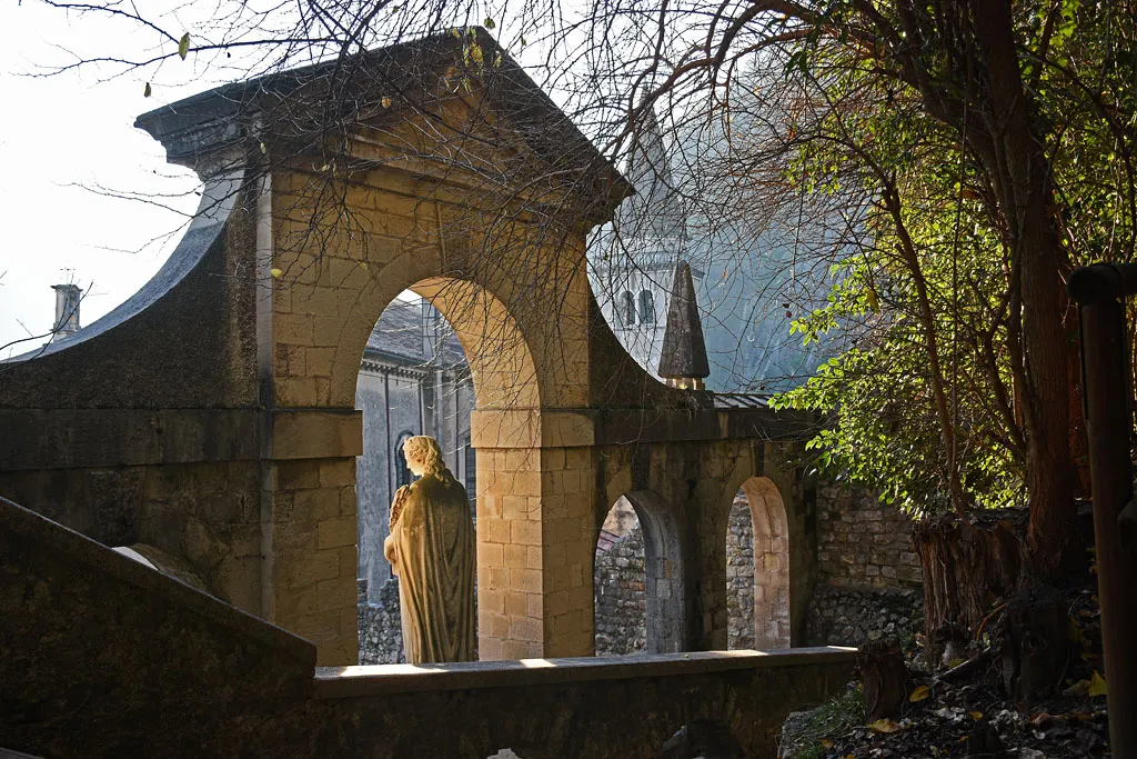 Photo showing: Serravalle, The statue of Santa Augusta on the top of staircase.