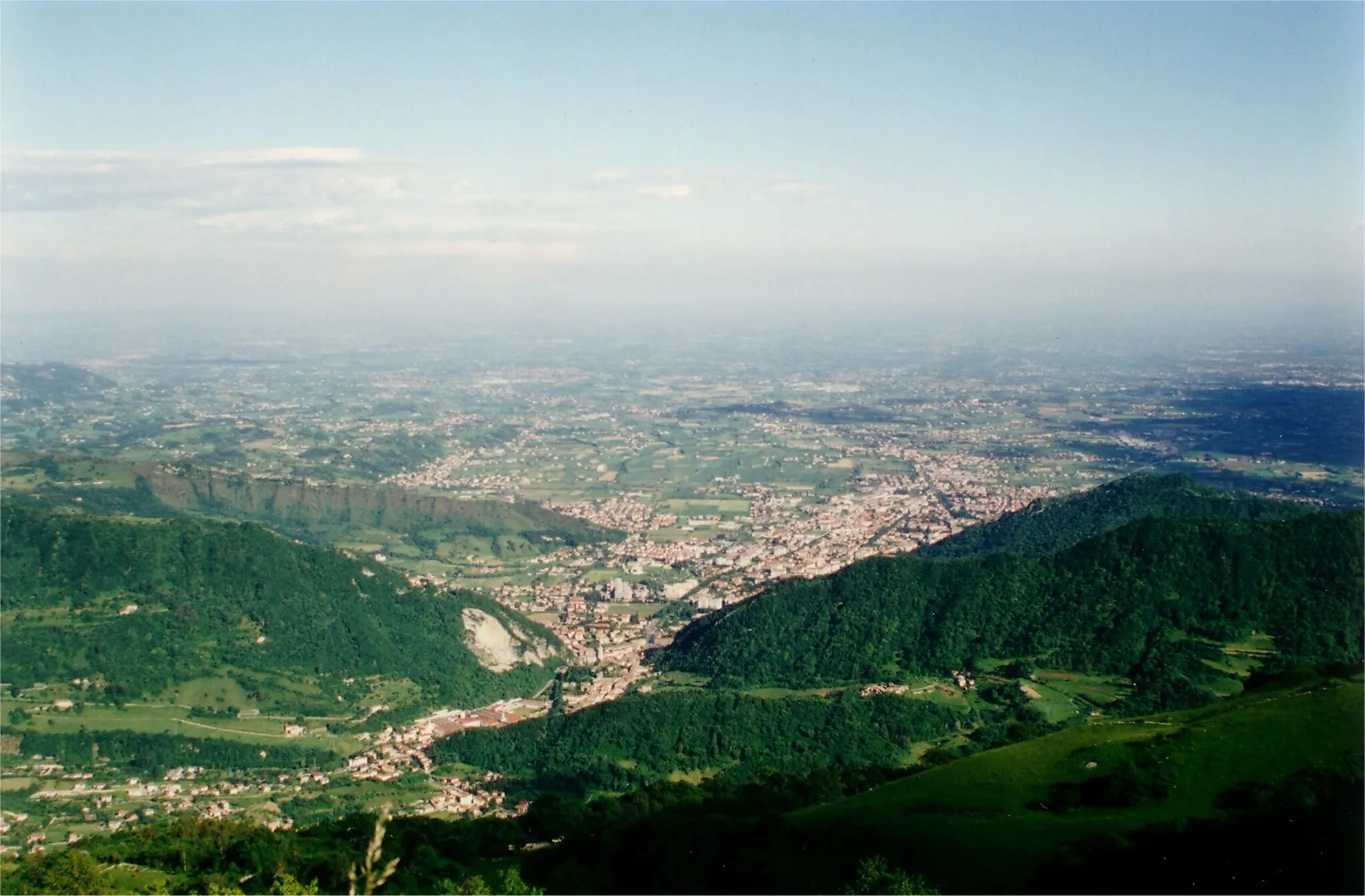 Photo showing: The Town of Vittorio Veneto in the Treviso province of Veneto, Italy, seen from the Col Visentin