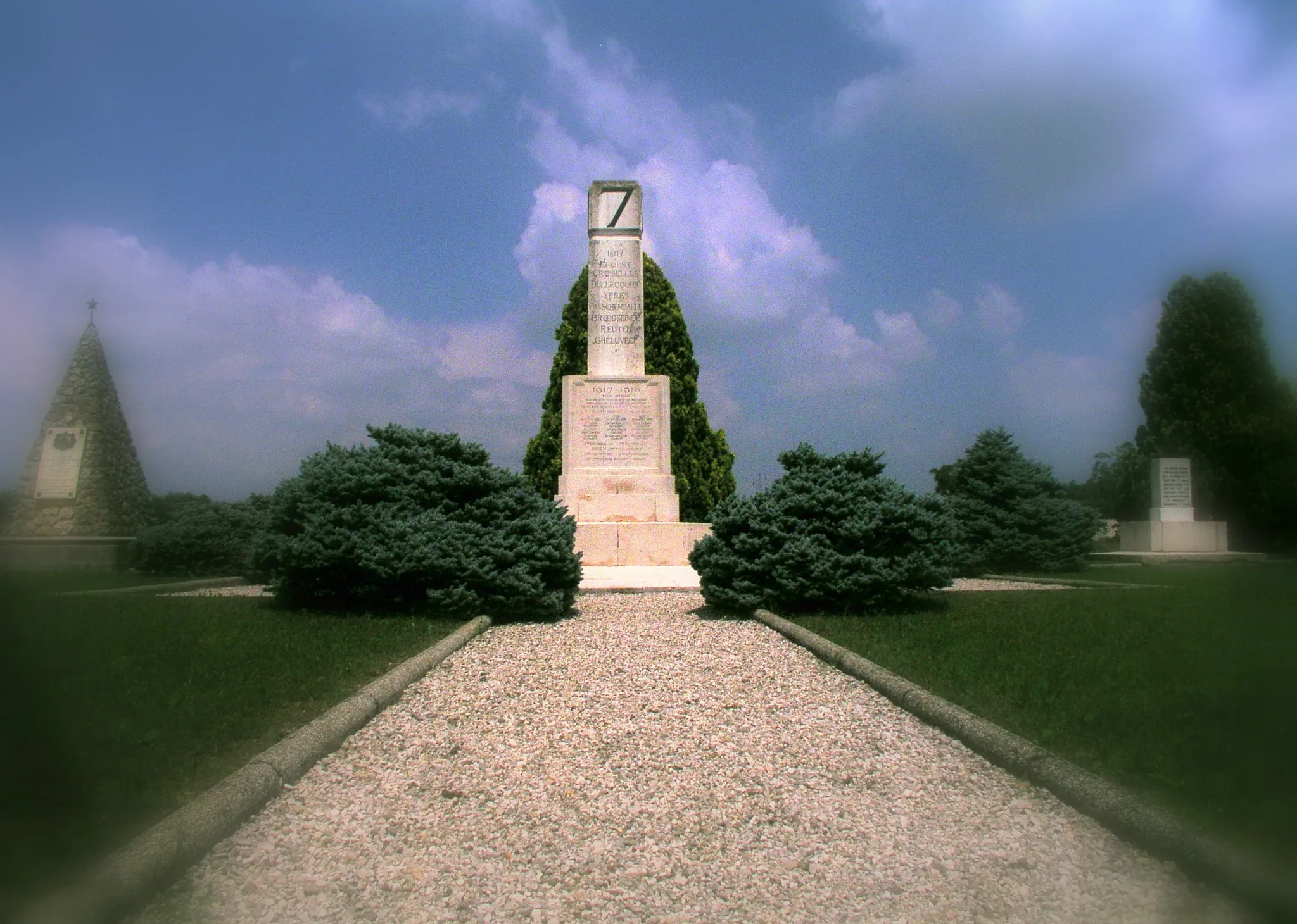 Photo showing: Monumento ai caduti inglesi a Salettuol di Maserada sul Piave; la piramide sulla sinistra è il monumento ai caduti italiani