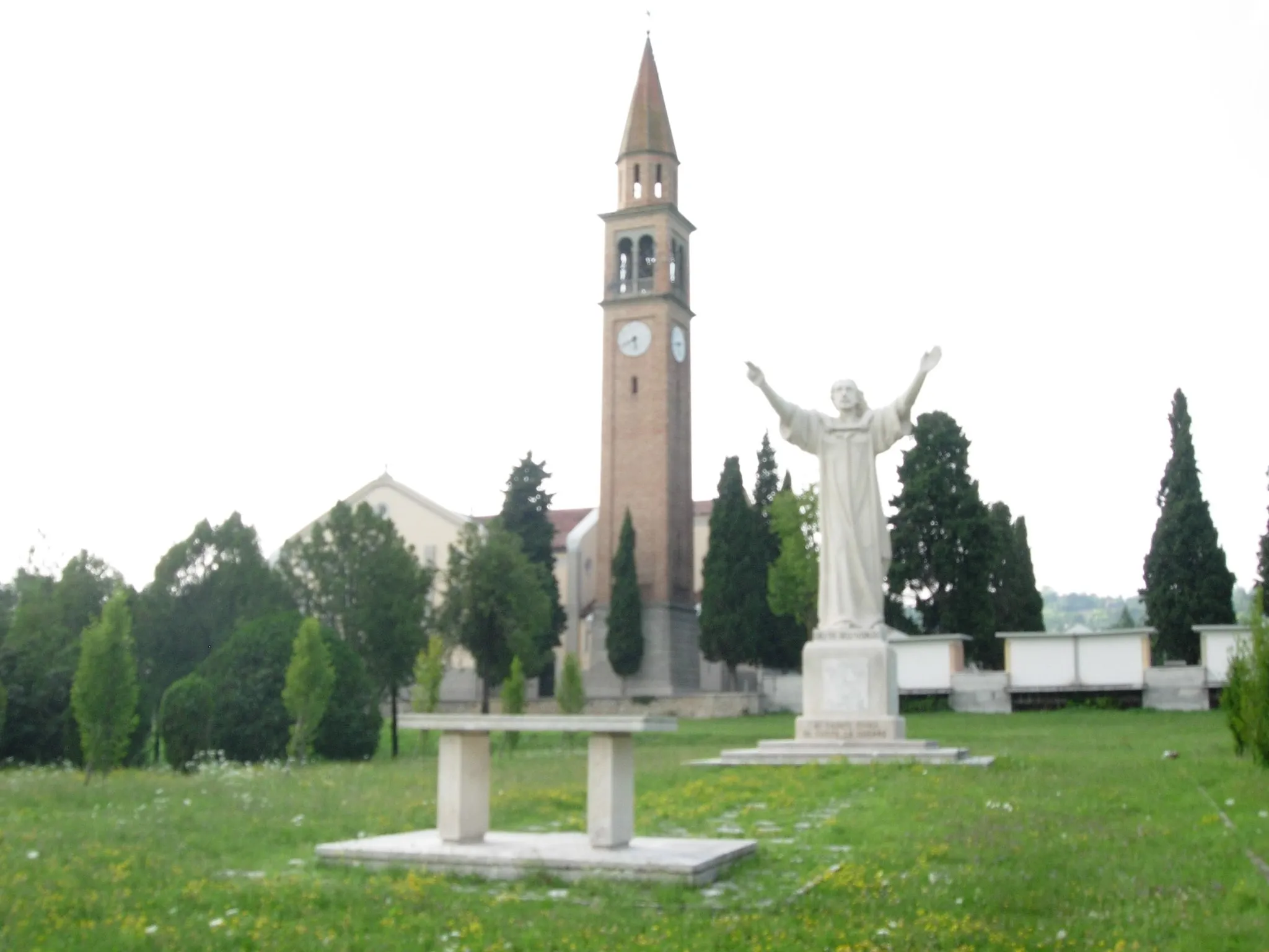 Photo showing: Monument devoted to all the people died during all the wars and, in the background, the church of colfosco (Susegana)