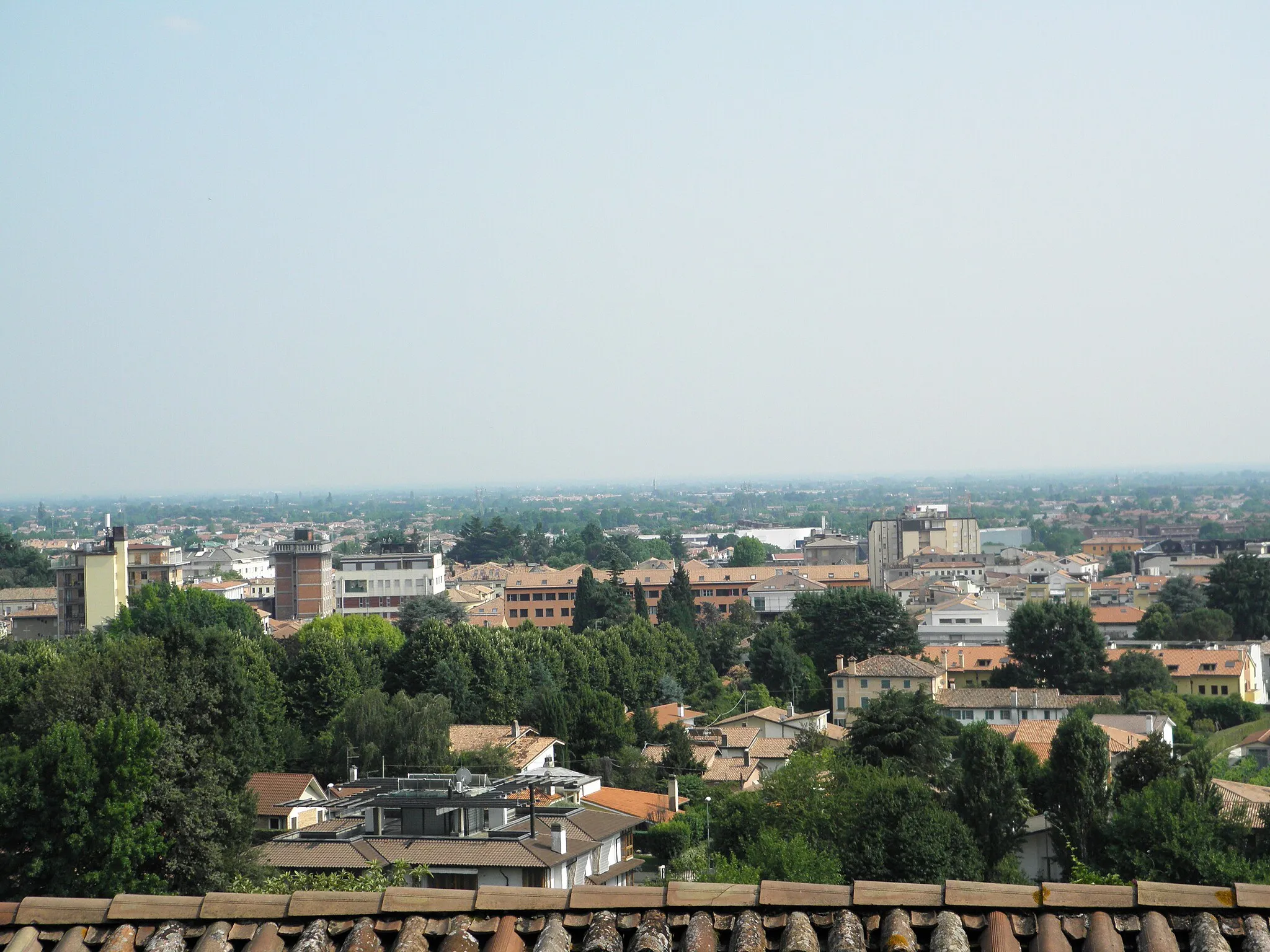 Photo showing: Montebelluna, panorama sulla cittadina visto dalla chiesa di Santa Maria in Colle.
