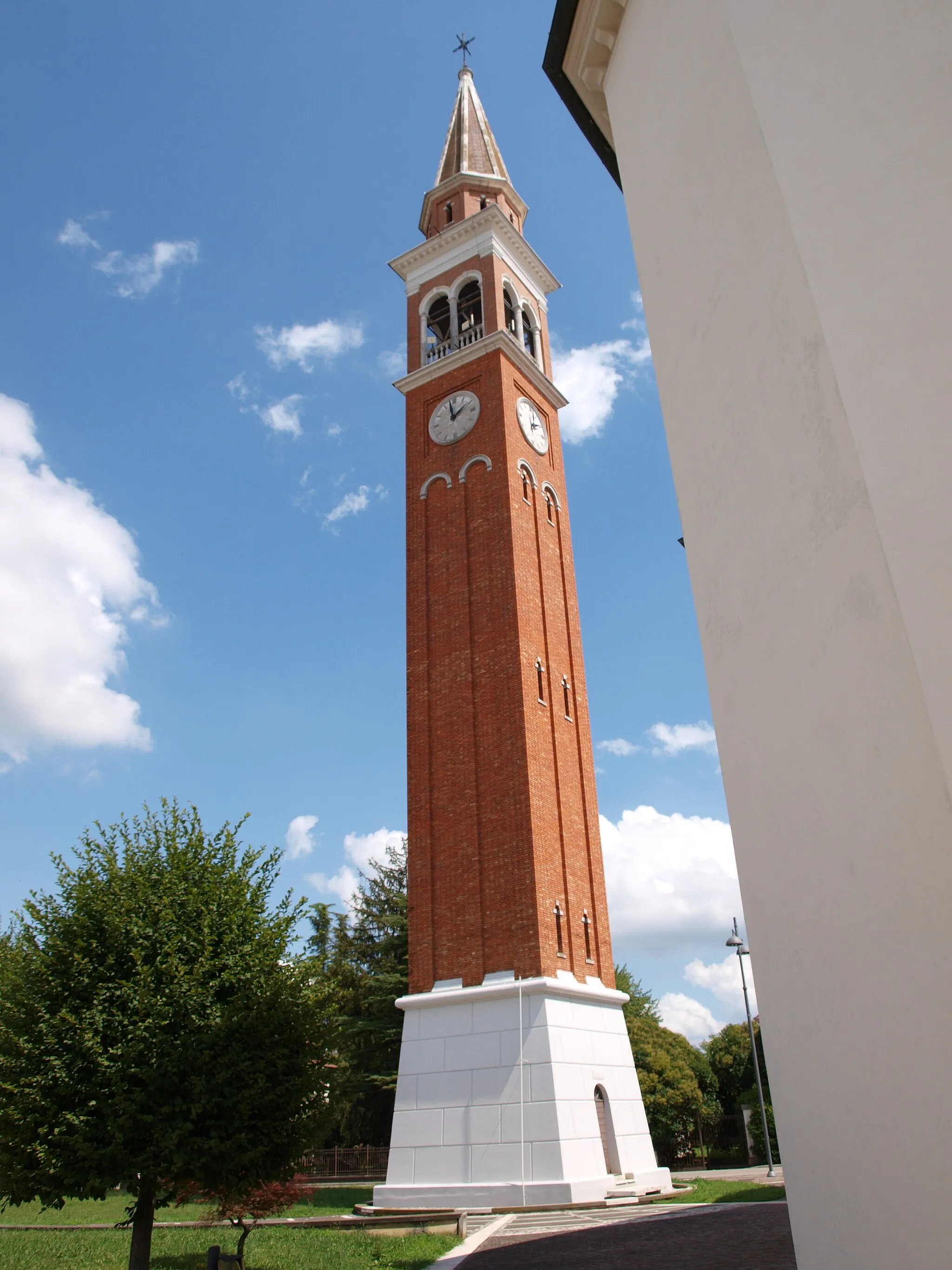 Photo showing: The bell tower of the chiesa dei Santi Pietro e Paolo (Saints Peter and Paul church) in Ghirano (Prata di Pordenone), in Northeast Italy.