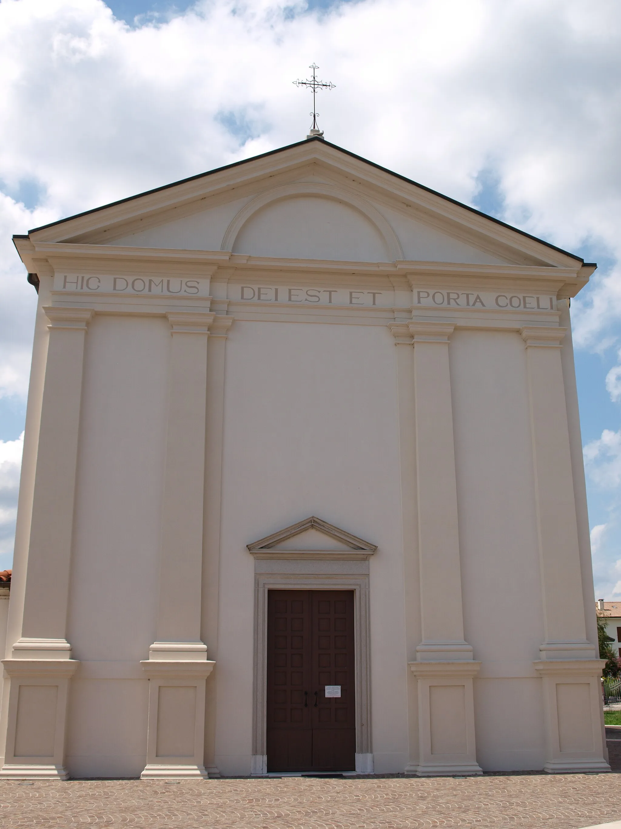 Photo showing: The facade of chiesa dei Santi Pietro e Paolo (Saints Peter and Paul church) in Ghirano (Prata di Pordenone), in Northeast Italy.