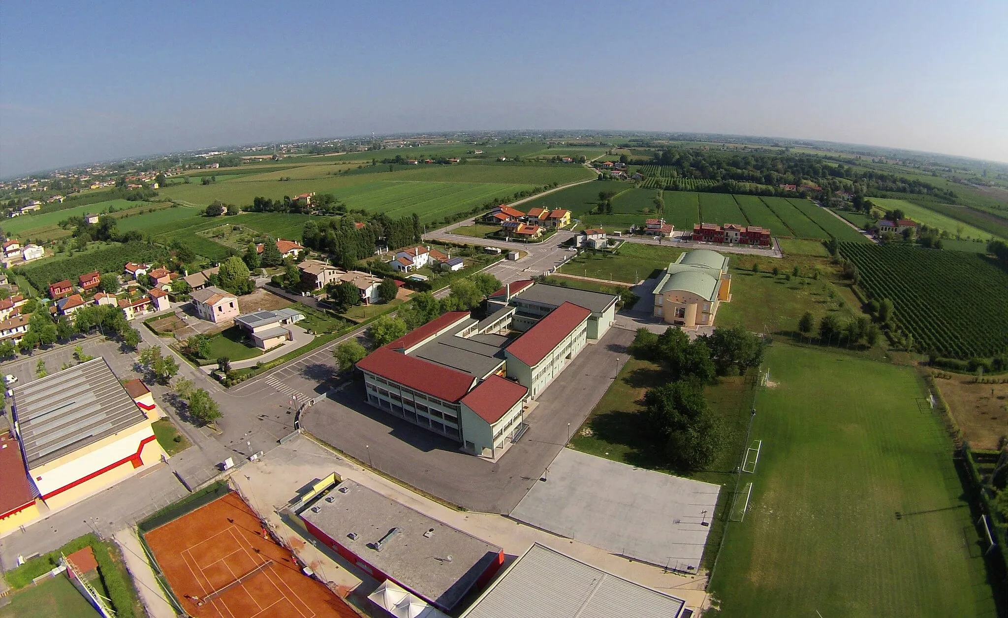 Photo showing: DRONE - Le scuole di Salgareda dall'alto