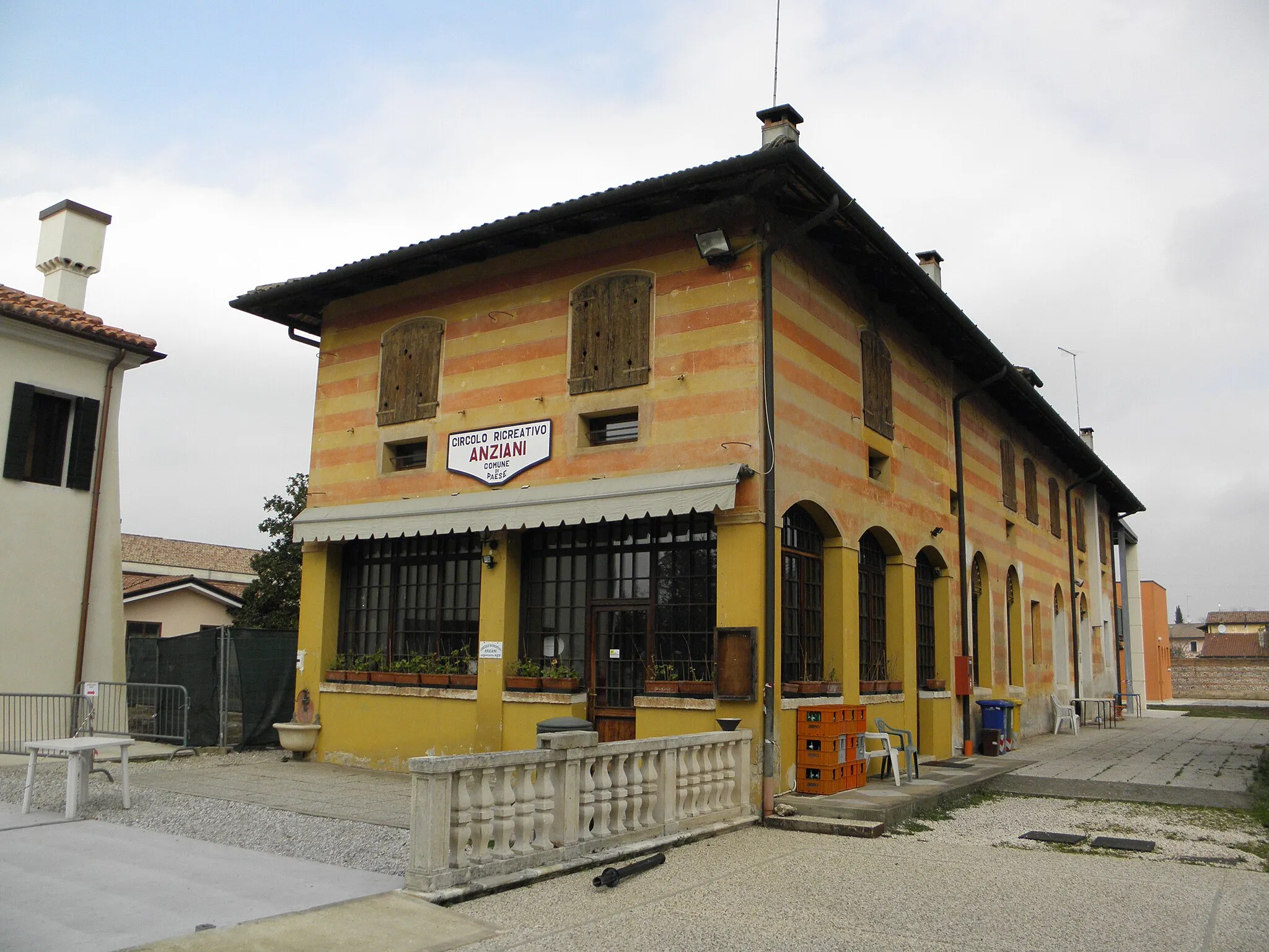 Photo showing: Paese, Villa Panizza: adiacenze, casa colonica, ora Casa Alloggio per Anziani.