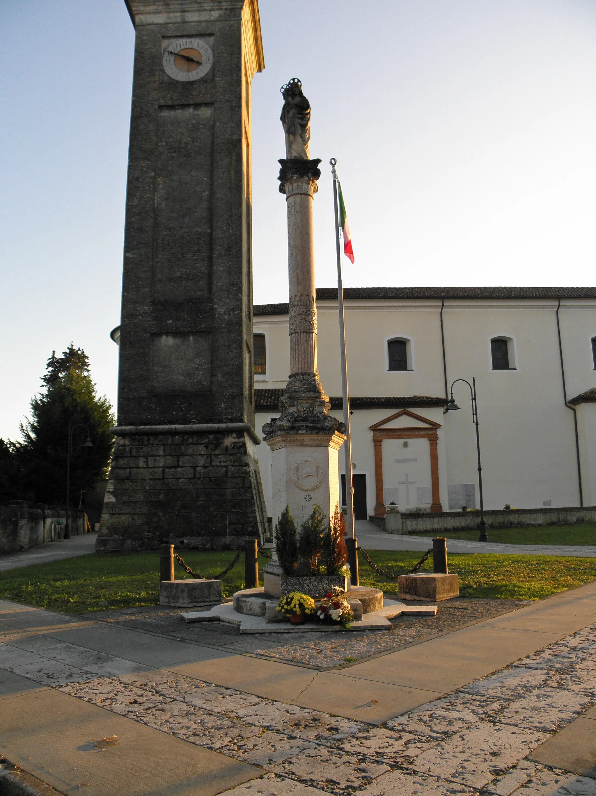 Photo showing: Spercenigo, frazione del comune di San Biagio di Callalta: il monumento dedicato ai concittadini caduti durante le guerre.