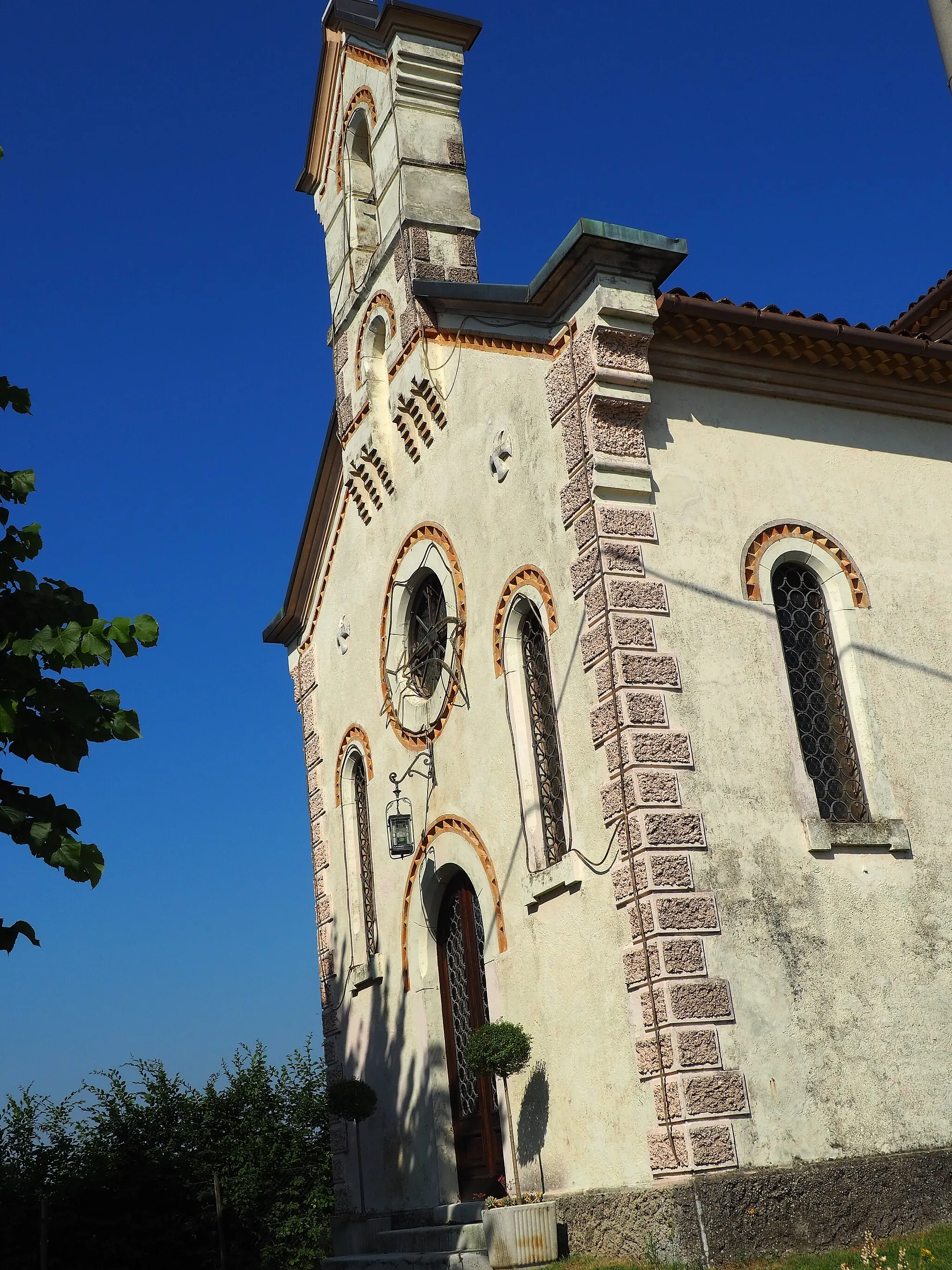 Photo showing: Santa Maria di Feletto, frazione di San Pietro di Feletto: l'oratorio della Madonna di Lourdes.